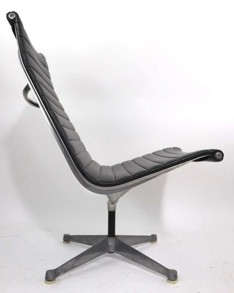 Eames Herman Miller Dreh-Loungesessel aus Aluminium (Moderne der Mitte des Jahrhunderts) im Angebot