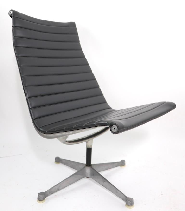 Eames Herman Miller Aluminum Swivel Lounge Chair In Good Condition For Sale In New York, NY