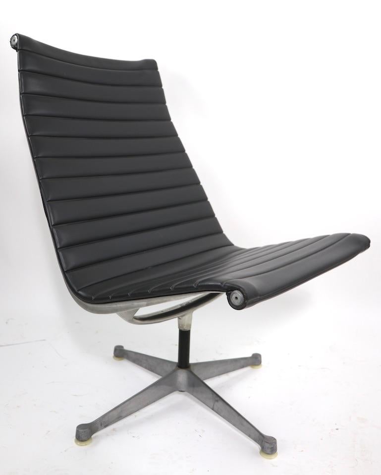 20th Century Eames Herman Miller Aluminum Swivel Lounge Chair For Sale