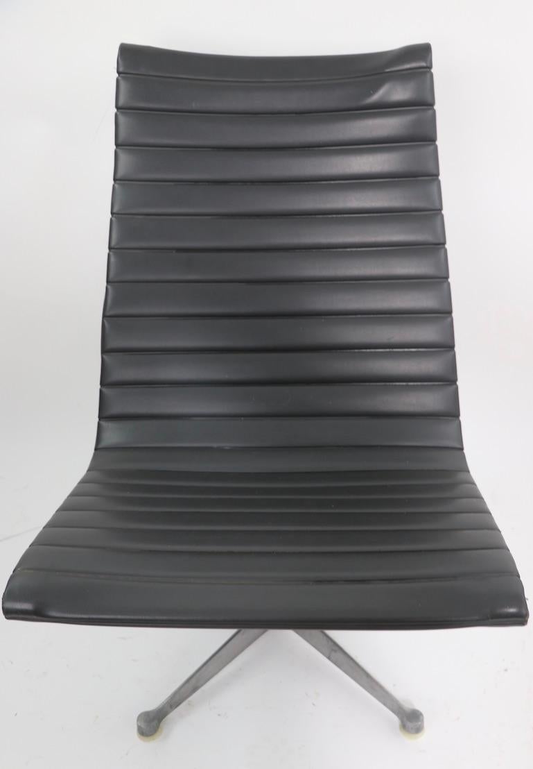 Eames Herman Miller Aluminum Swivel Lounge Chair For Sale 2