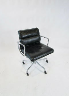 Sedia direzionale Herman Miller in pelle nera con gruppo in alluminio e pad morbido