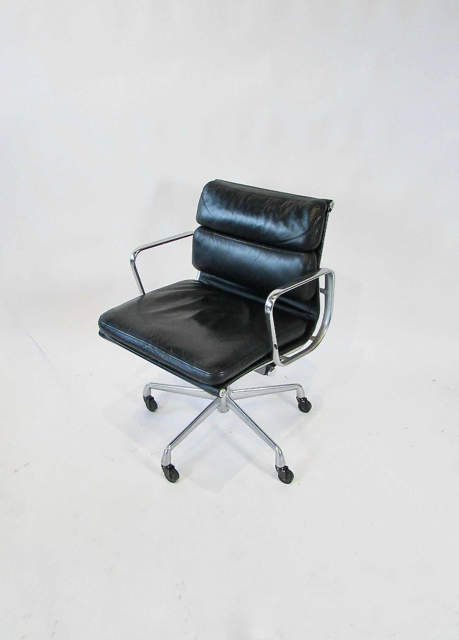 Eames Herman Miller black leather aluminum group soft pad management chair (Moderne der Mitte des Jahrhunderts) im Angebot