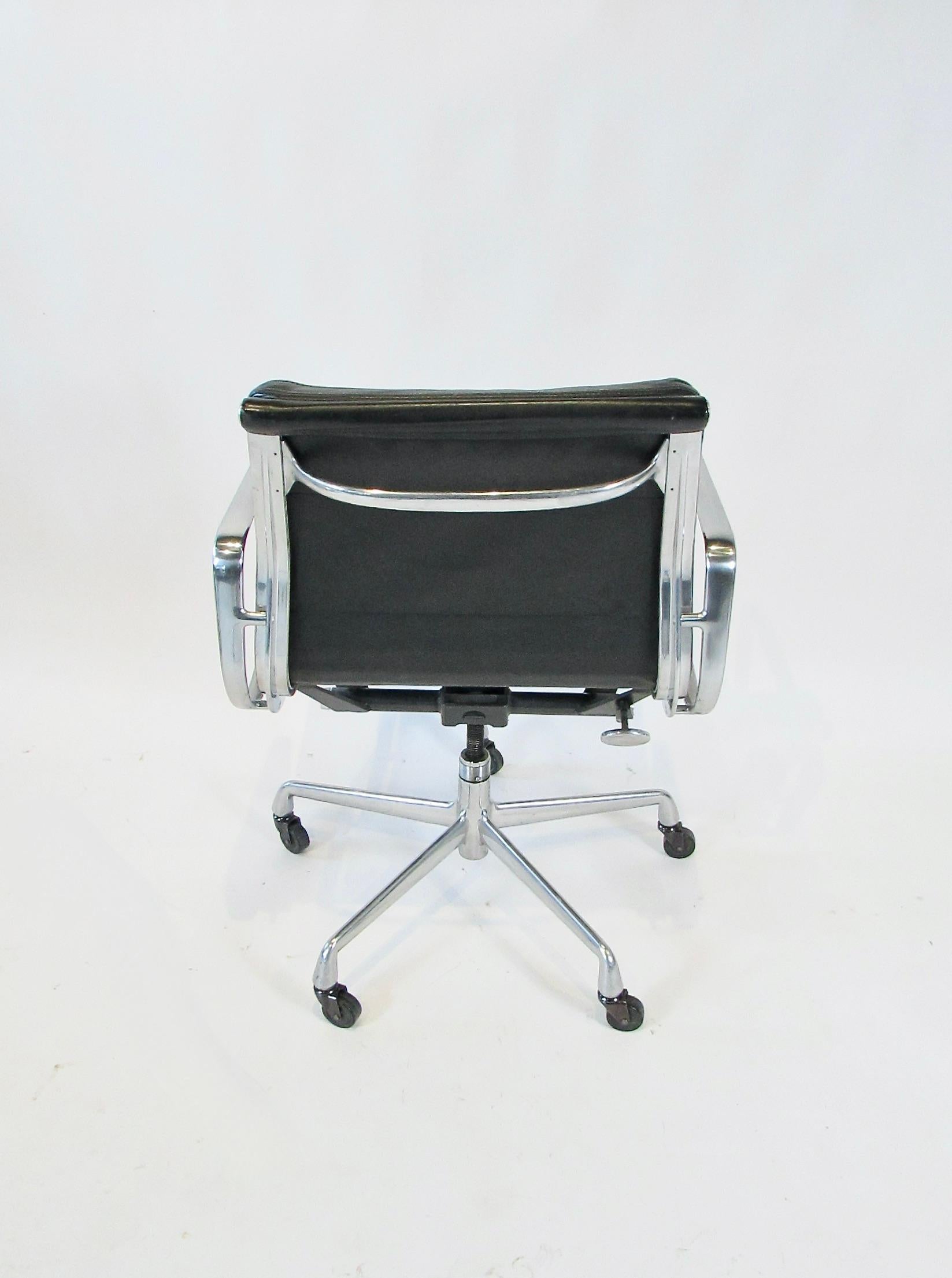 Eames Herman Miller black leather aluminum group soft pad management chair (amerikanisch) im Angebot