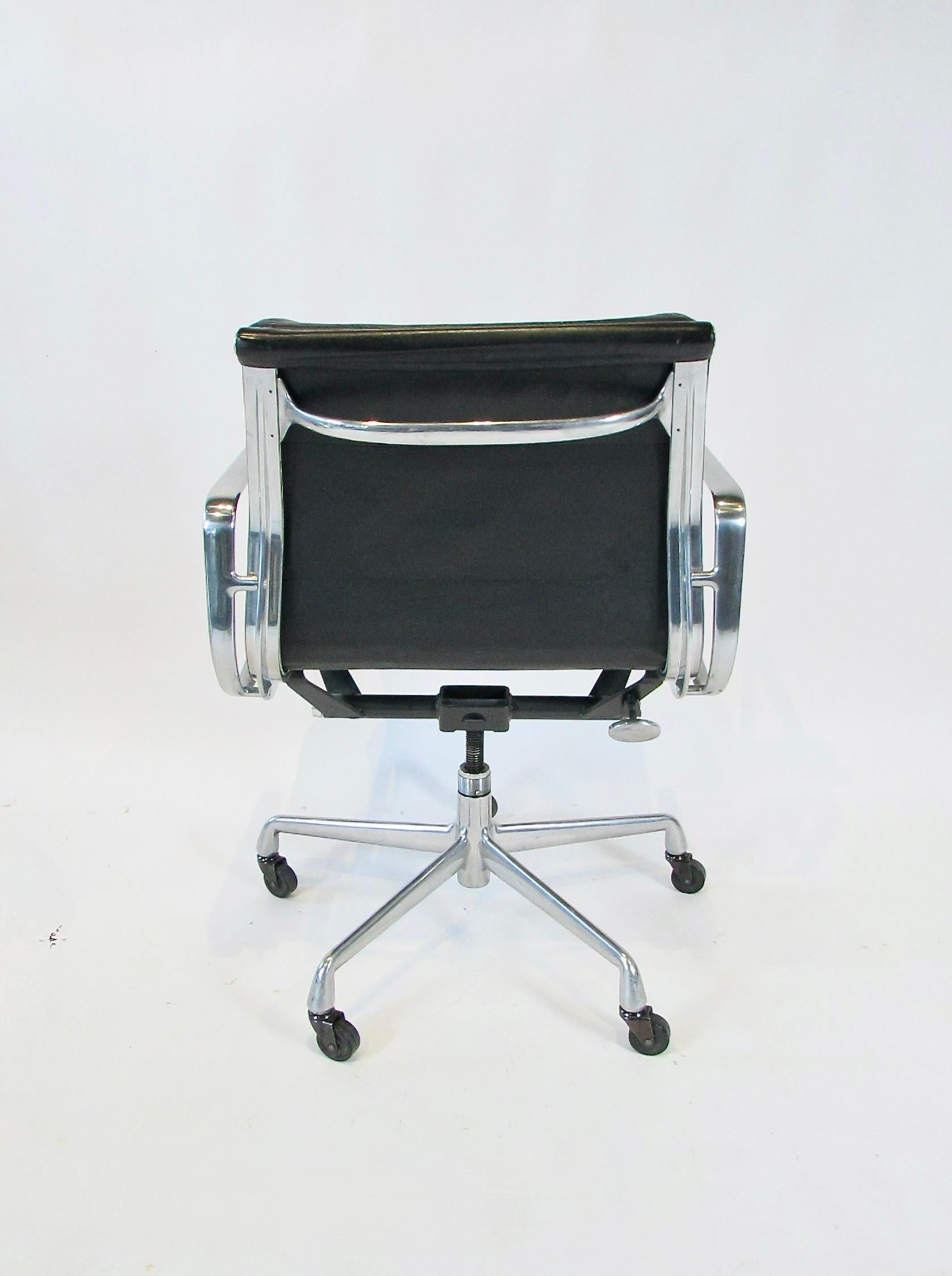 Eames Herman Miller black leather aluminum group soft pad management chair im Zustand „Gut“ im Angebot in Ferndale, MI