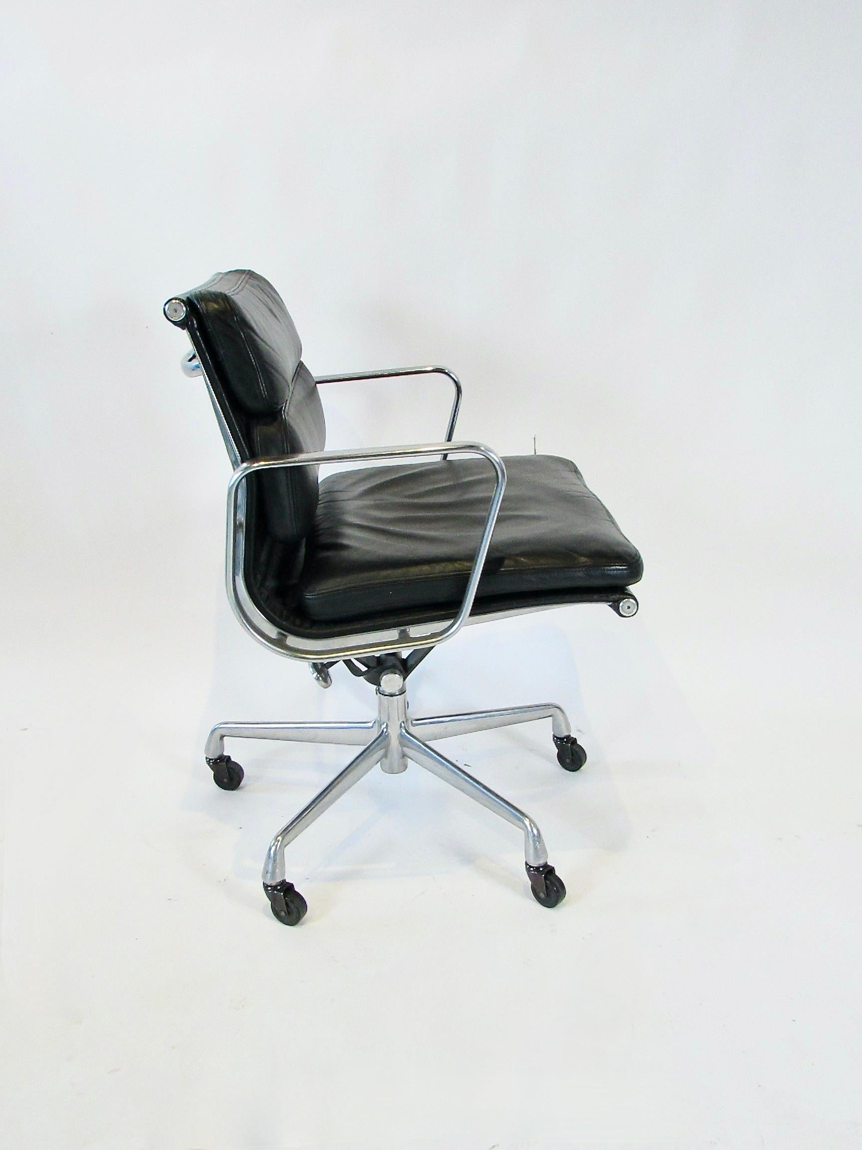 Eames Herman Miller black leather aluminum group soft pad management chair (Aluminium) im Angebot