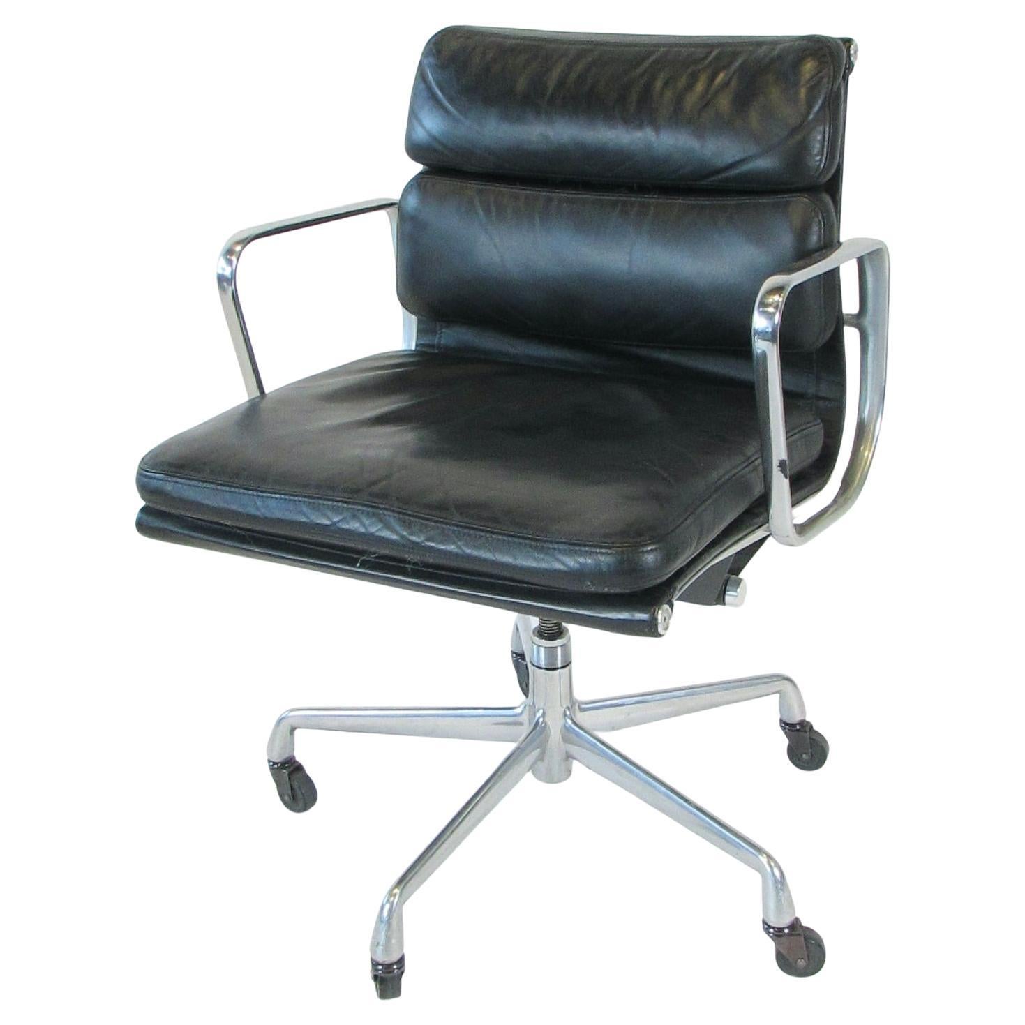 Eames Herman Miller black leather aluminum group soft pad management chair im Angebot