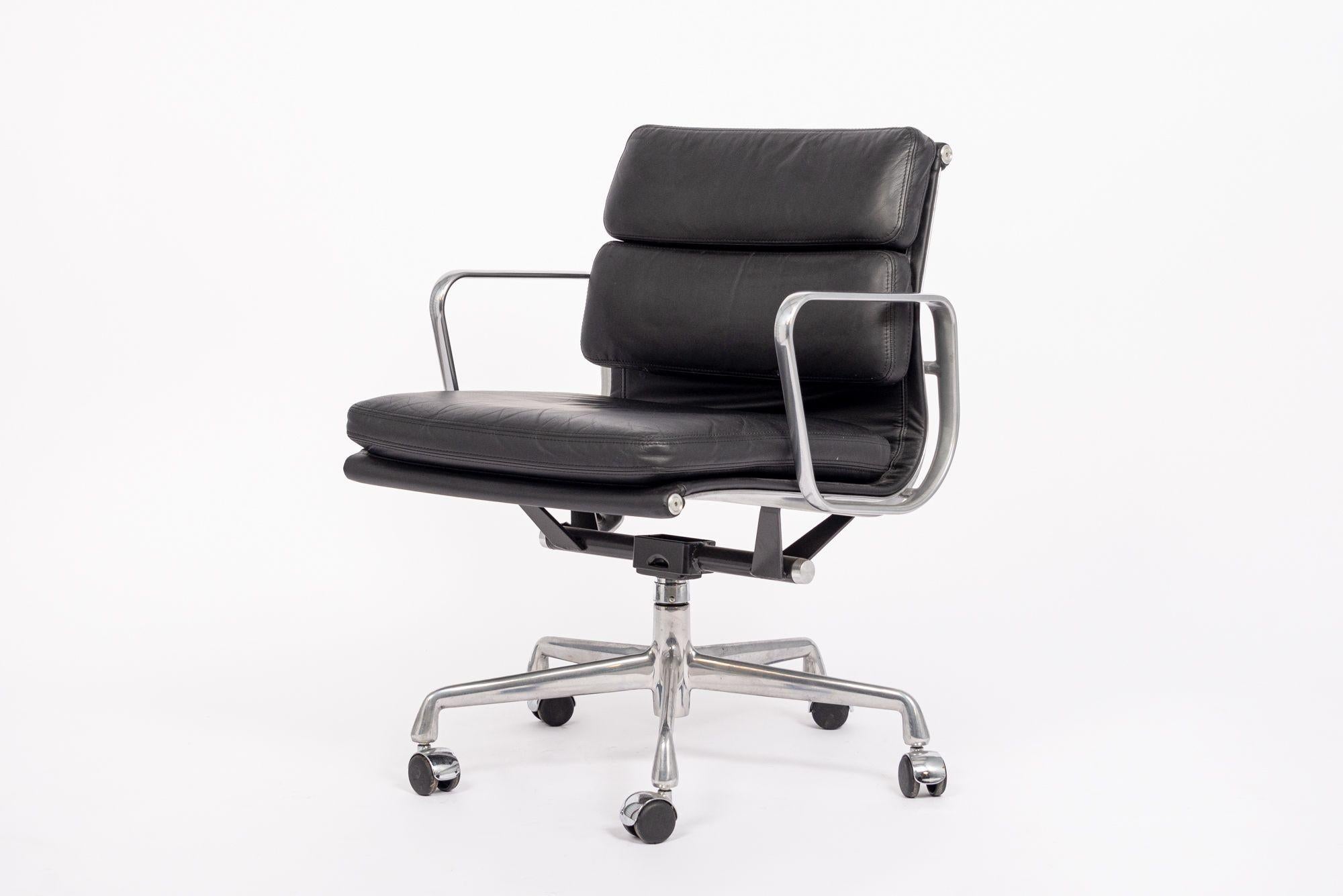 Eames Herman Miller Silla de escritorio de cuero negro Soft Pad 2001 en venta 4