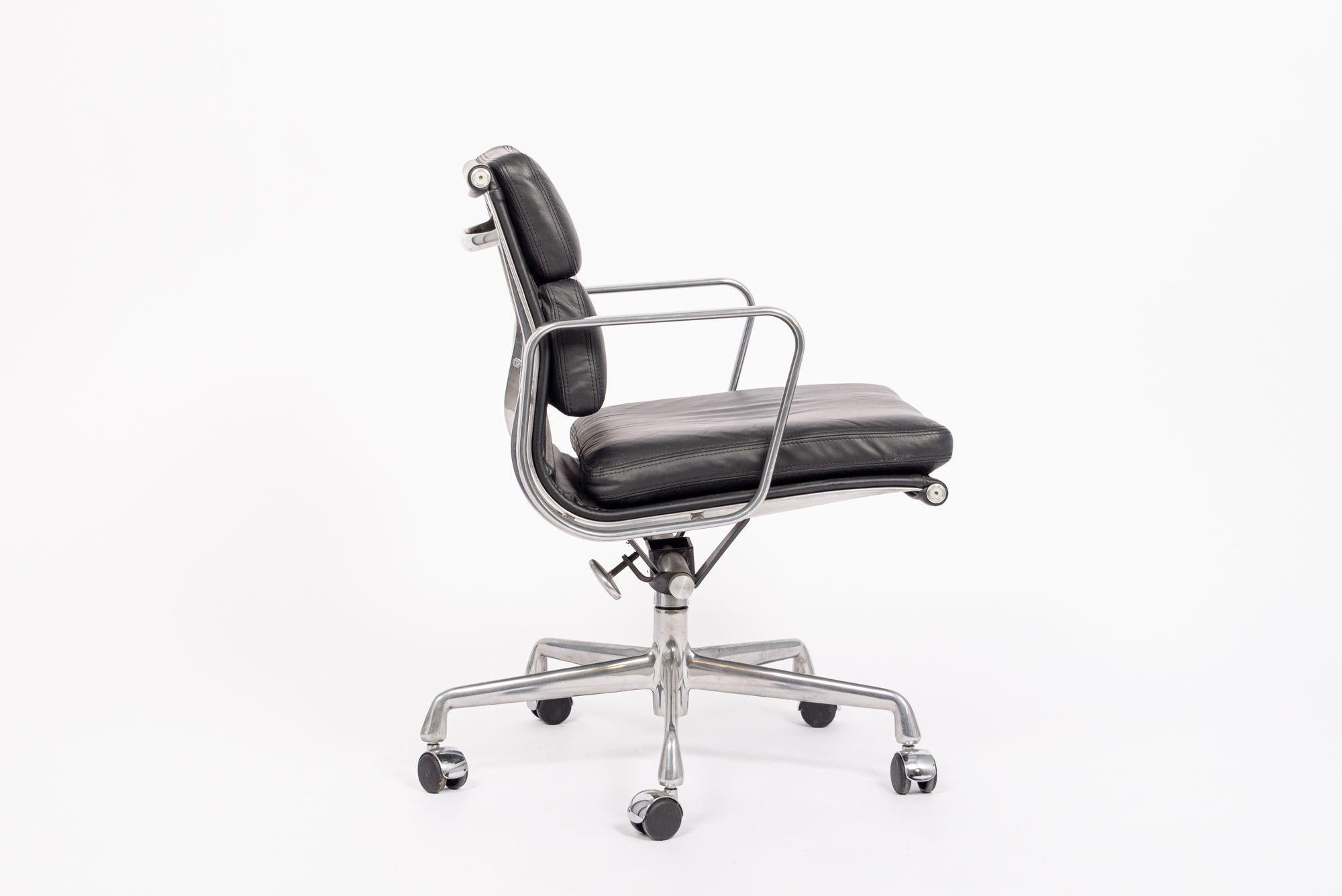 Eames Herman Miller Silla de escritorio de cuero negro Soft Pad 2001 en venta 5