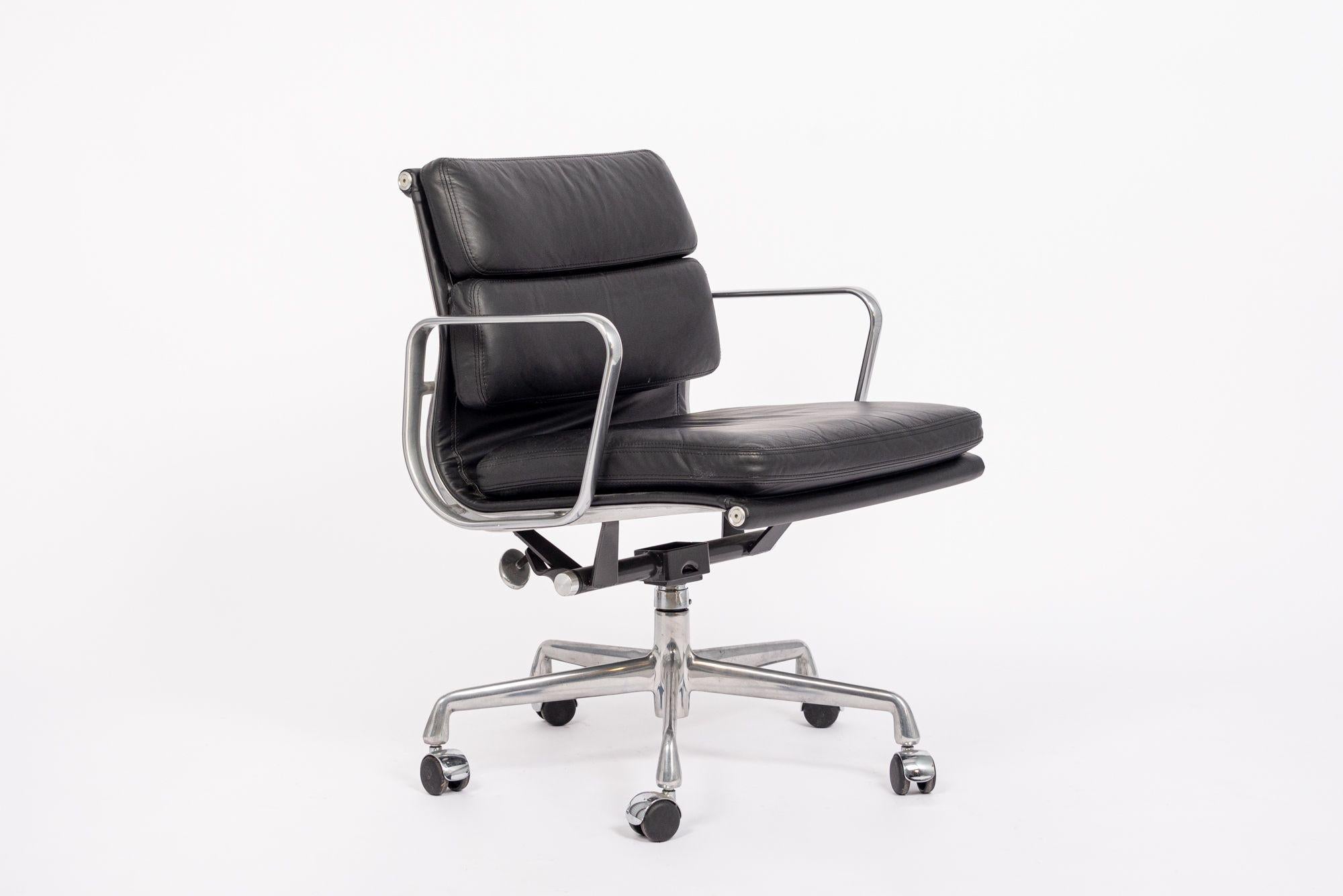 Esta auténtica silla de oficina Eames para Herman Miller Soft Pad Management Height de piel negra de la colección Aluminum Group se fabricó en 2001. Esta clásica silla de oficina moderna de mediados de siglo fue presentada por primera vez en 1969