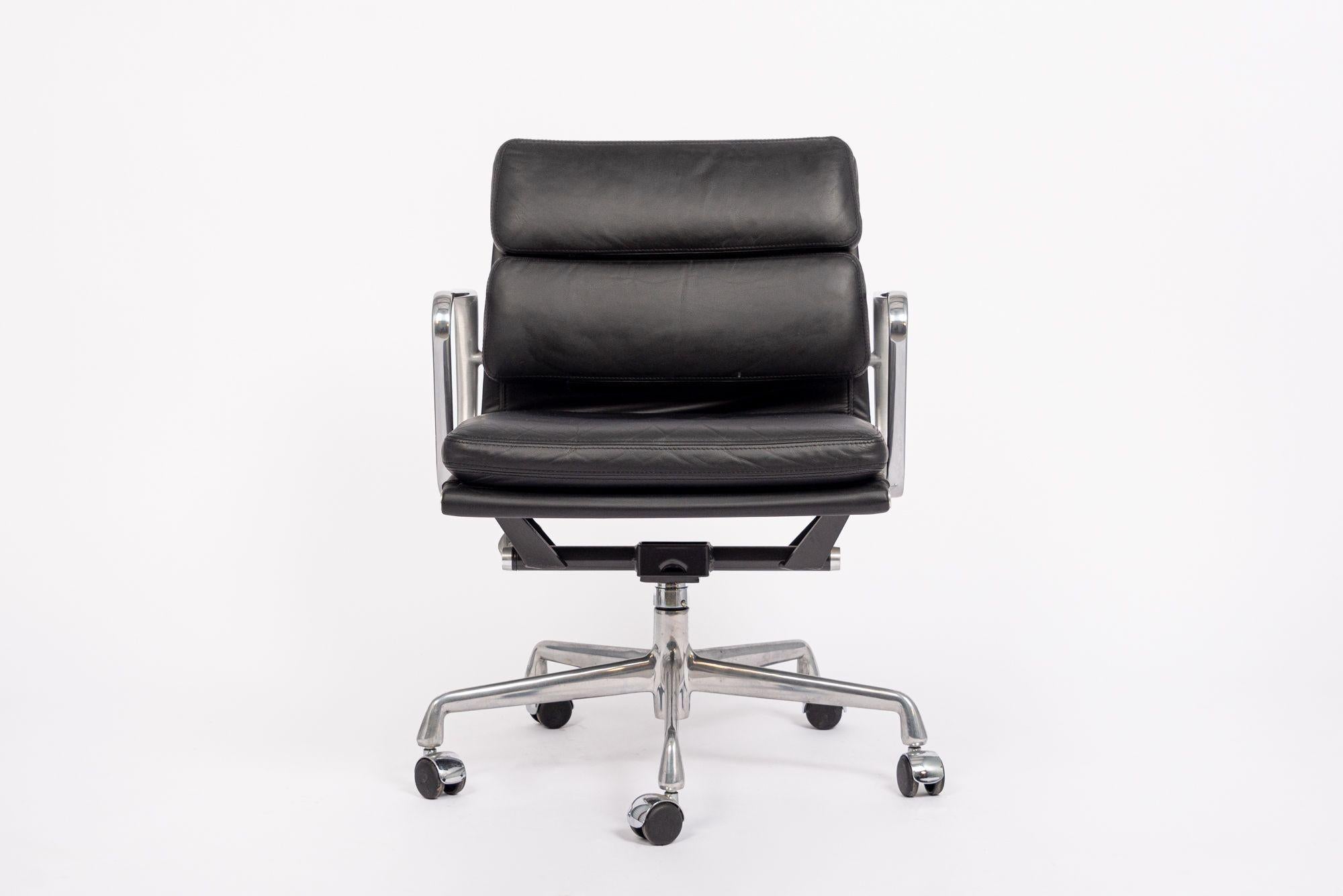 Eames Herman Miller Silla de escritorio de cuero negro Soft Pad 2001 Moderno de mediados de siglo en venta