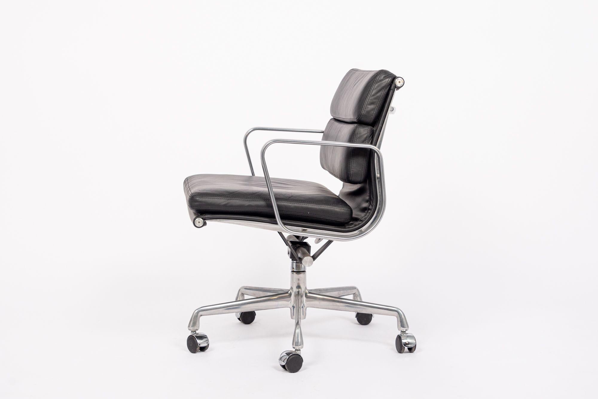 Eames Herman Miller Silla de escritorio de cuero negro Soft Pad 2001 Estadounidense en venta