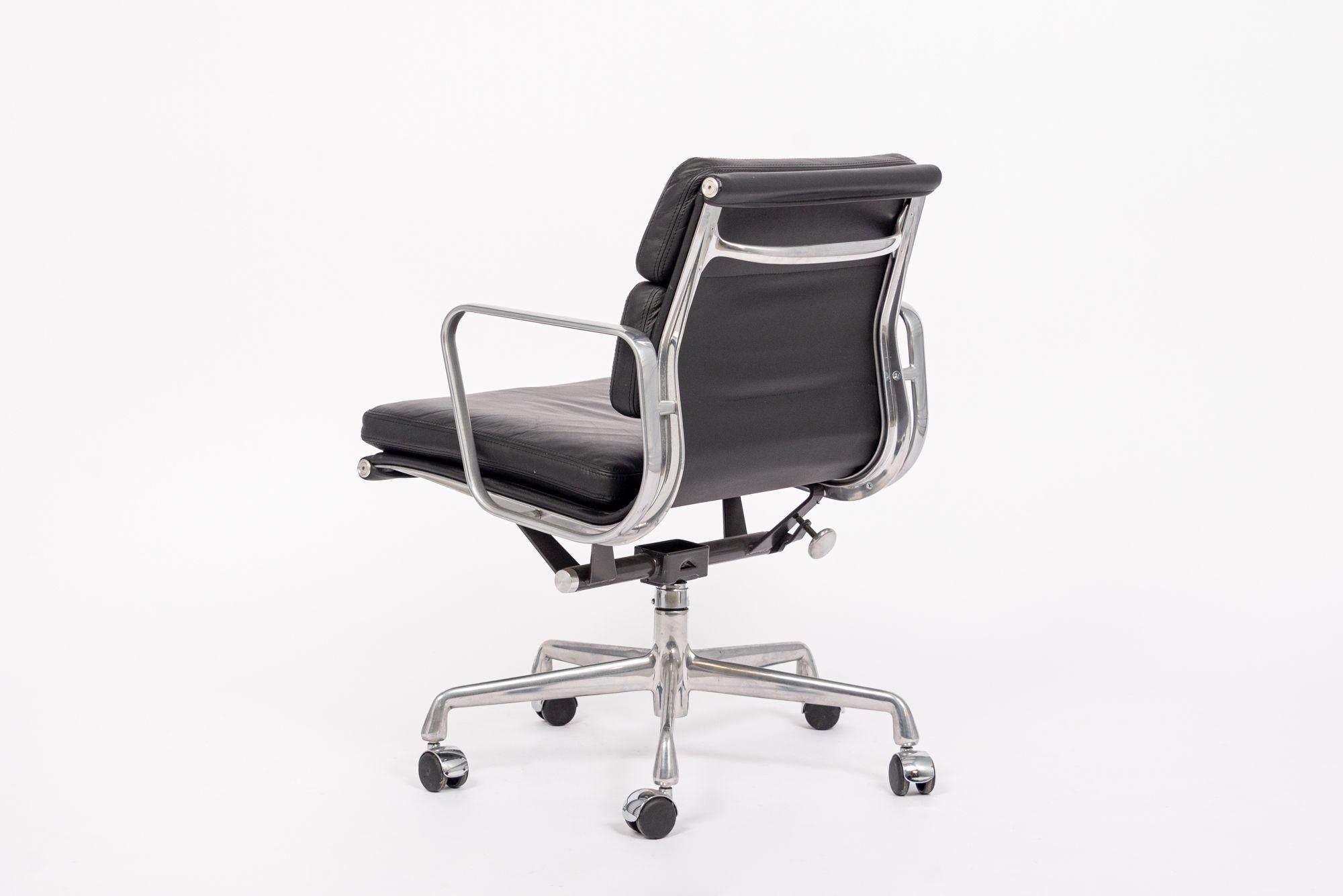 Eames Herman Miller Silla de escritorio de cuero negro Soft Pad 2001 en Bueno estado para la venta en Detroit, MI