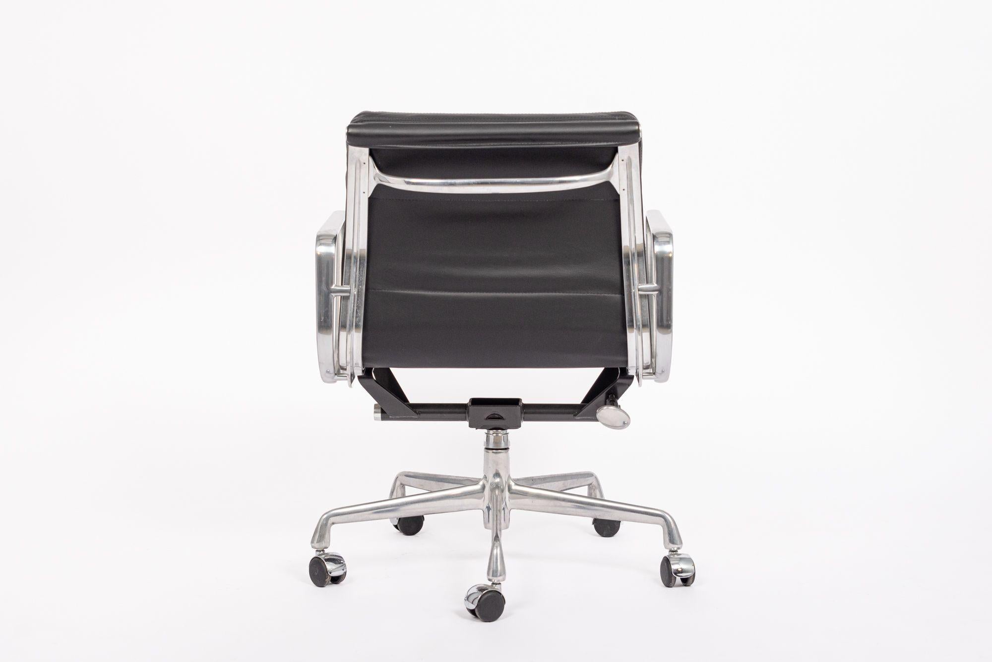 Eames Herman Miller Silla de escritorio de cuero negro Soft Pad 2001 Siglo XXI y contemporáneo en venta