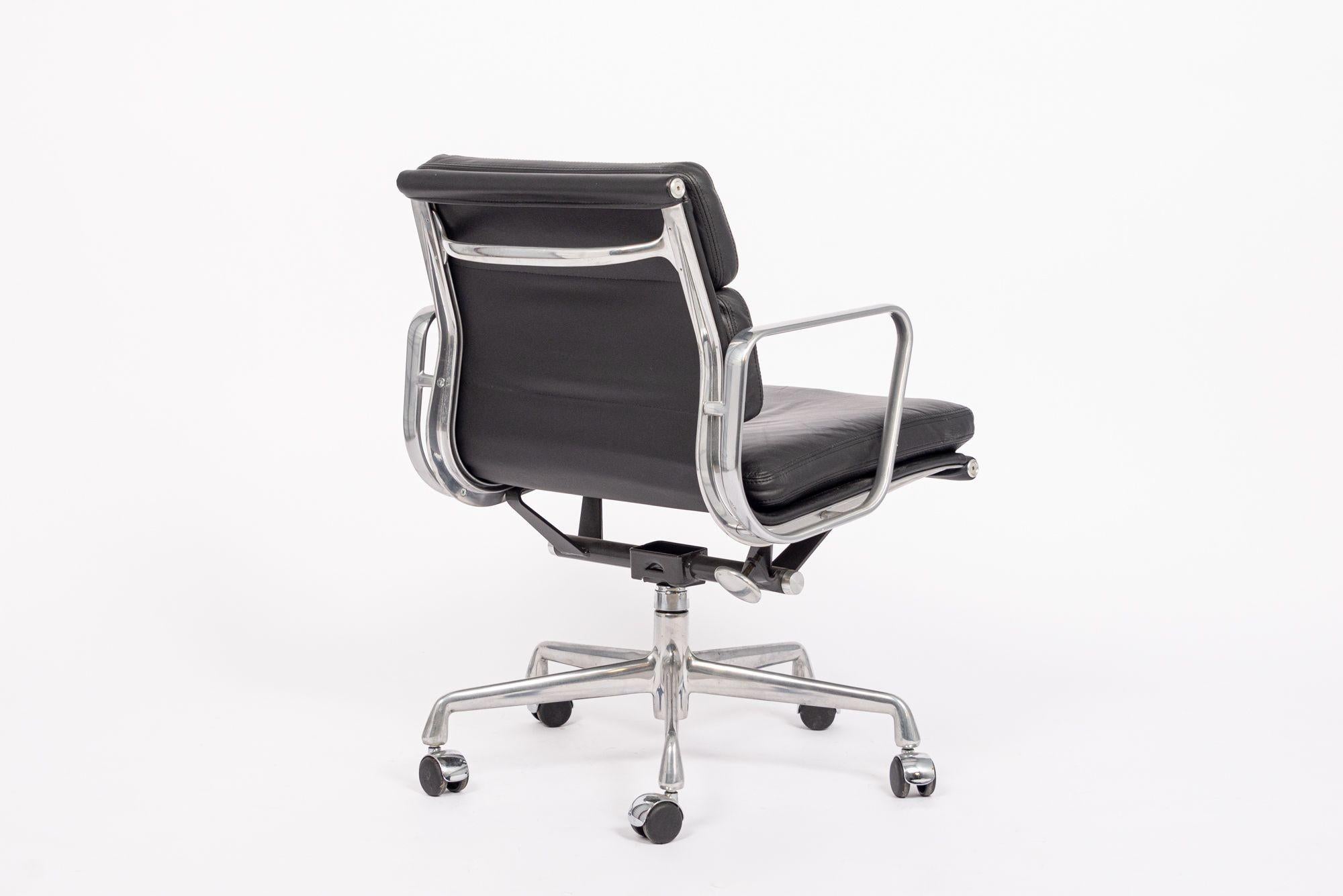 Eames Herman Miller Silla de escritorio de cuero negro Soft Pad 2001 Aluminio en venta