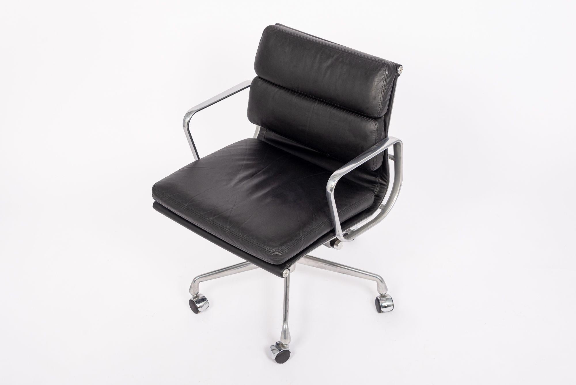 Eames Herman Miller Silla de escritorio de cuero negro Soft Pad 2001 en venta 1