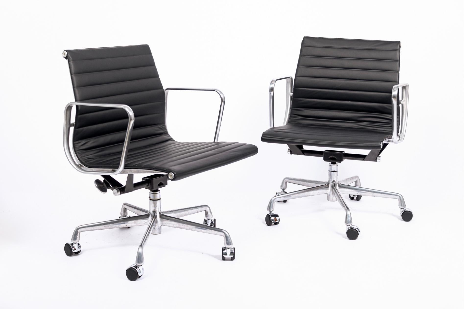 Eames Herman Miller Silla de oficina de cuero negro Aluminum Group en venta 4