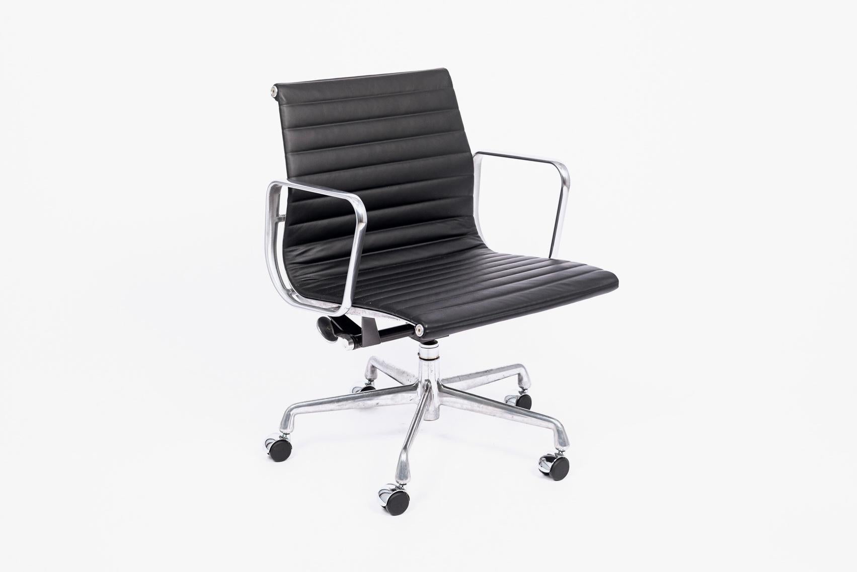 La silla de oficina de altura Management Aluminum Group, diseñada por Charles & Ray Eames para Herman Miller, pertenece a la colección Aluminum Group de Eames. Estas distintivas sillas fueron el resultado de la experimentación de los Eames con el