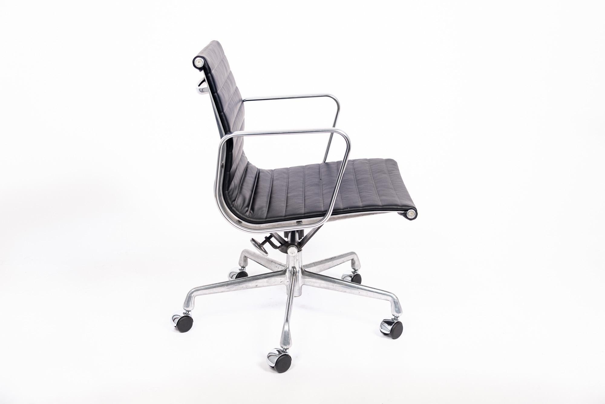 Eames Herman Miller Silla de oficina de cuero negro Aluminum Group Moderno de mediados de siglo en venta