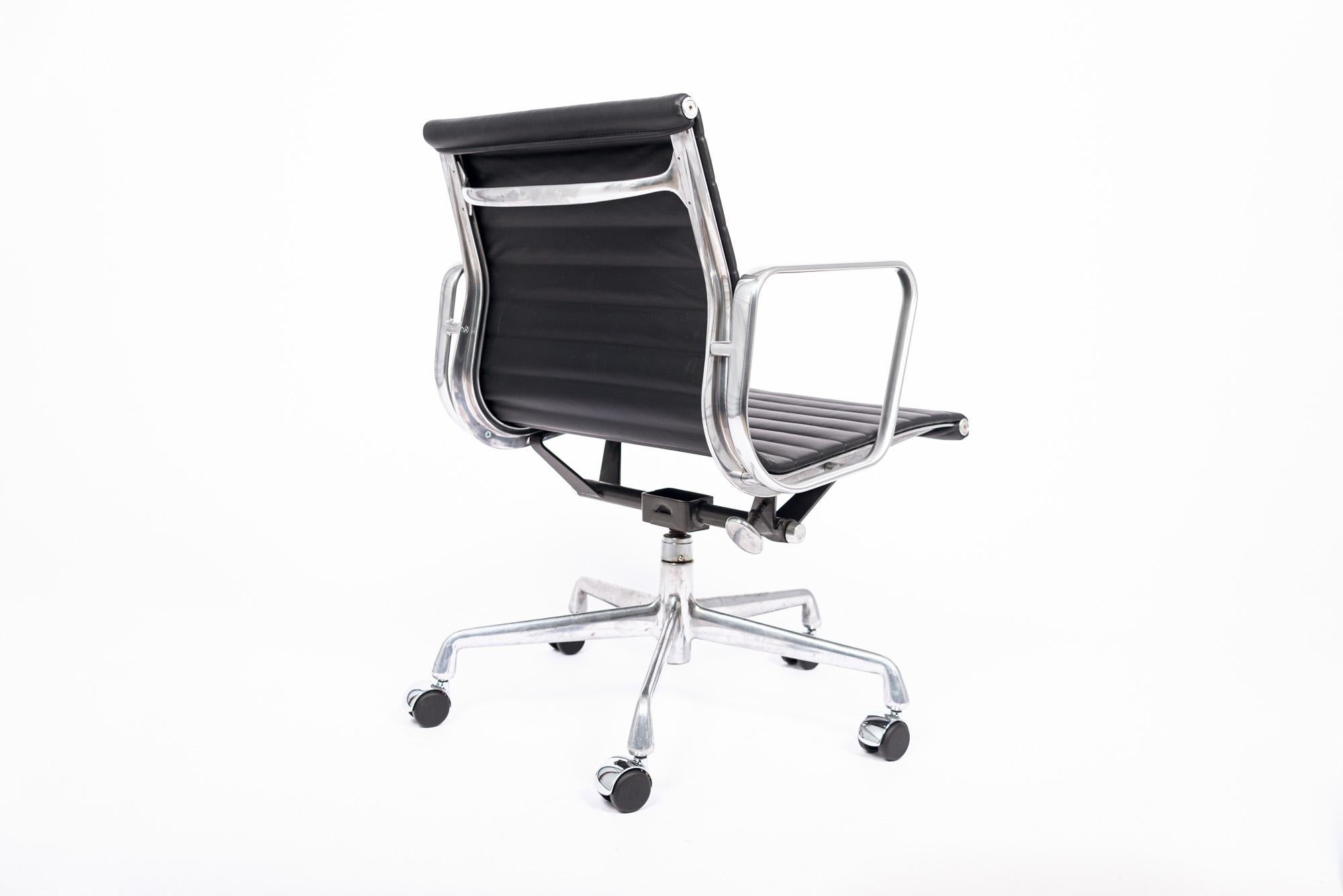 Eames Herman Miller Silla de oficina de cuero negro Aluminum Group en Bueno estado para la venta en Detroit, MI