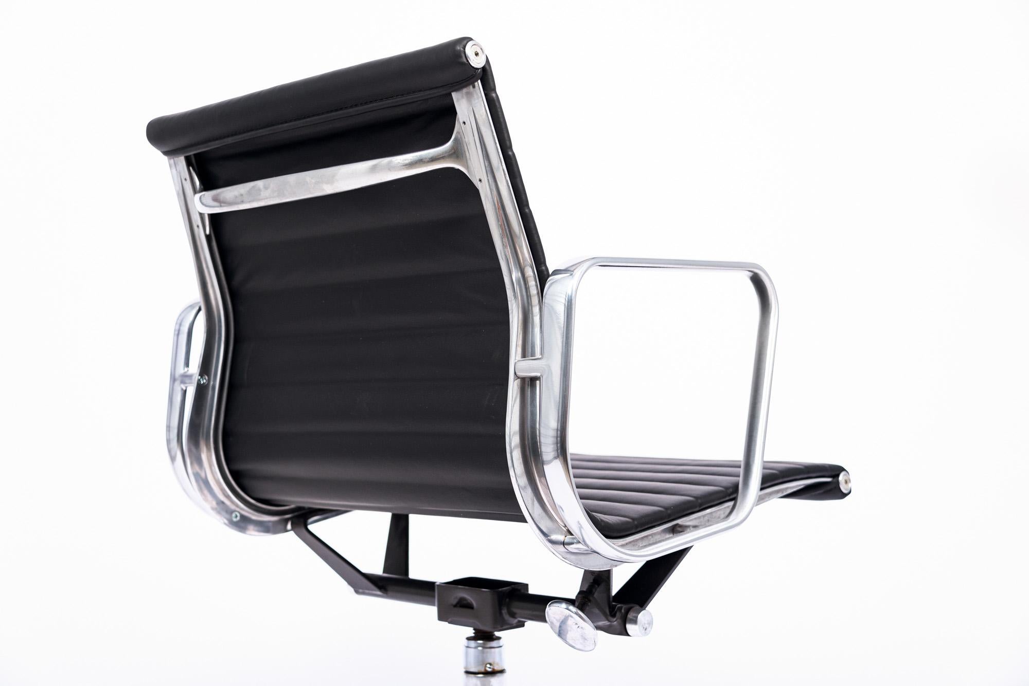Eames Herman Miller Silla de oficina de cuero negro Aluminum Group Aluminio en venta