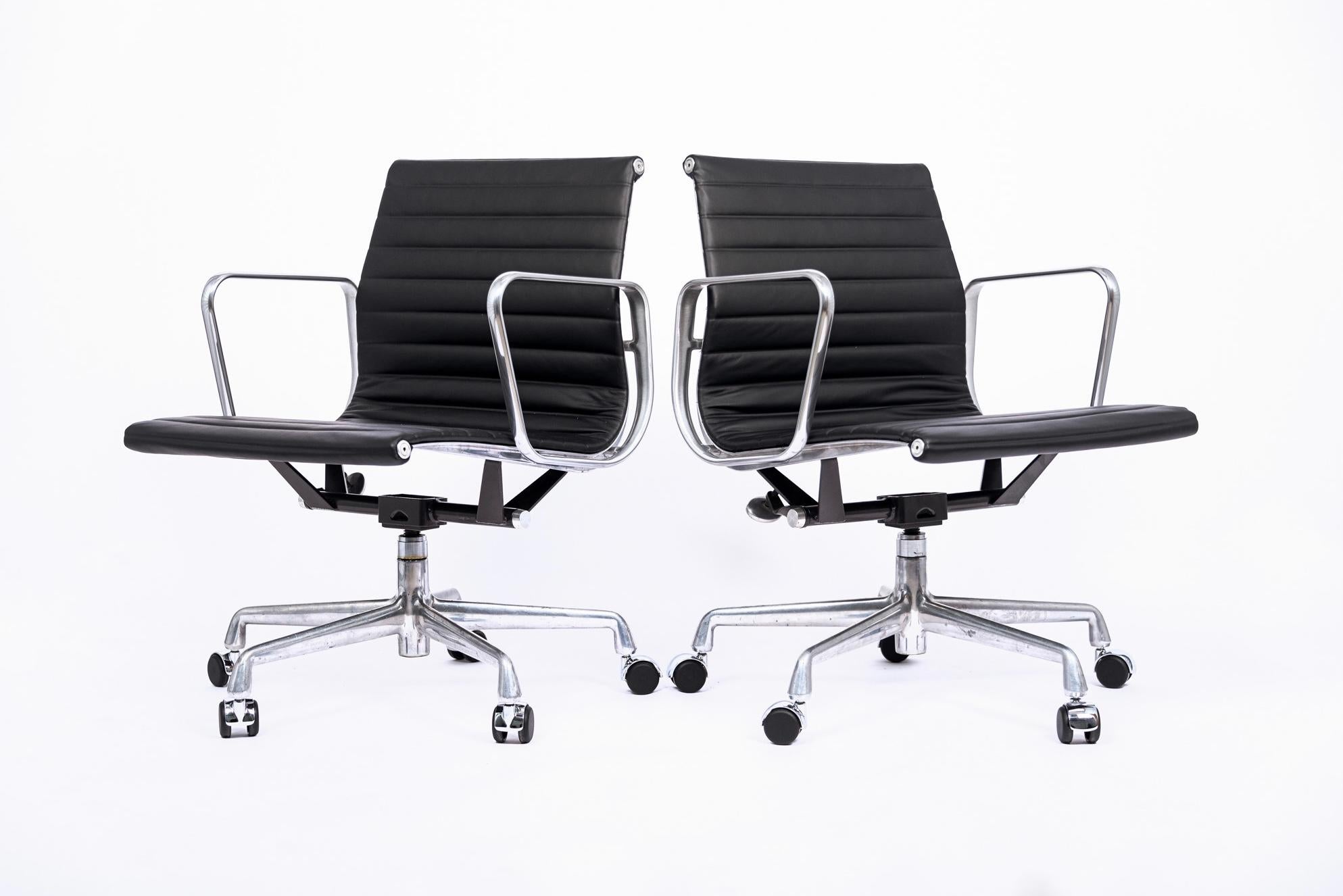 Eames Herman Miller Silla de oficina de cuero negro Aluminum Group en venta 1