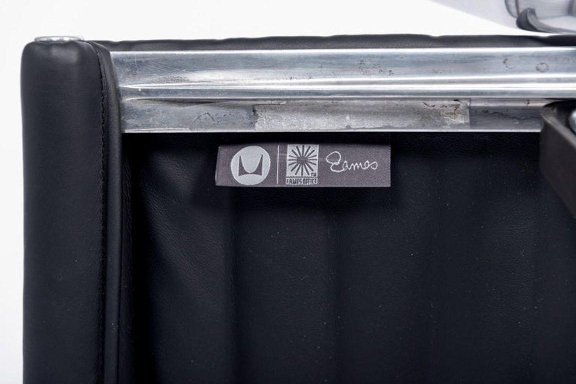 Sedia da ufficio in pelle nera A. Miller Gruppo di alluminio a pad sottile in vendita 3