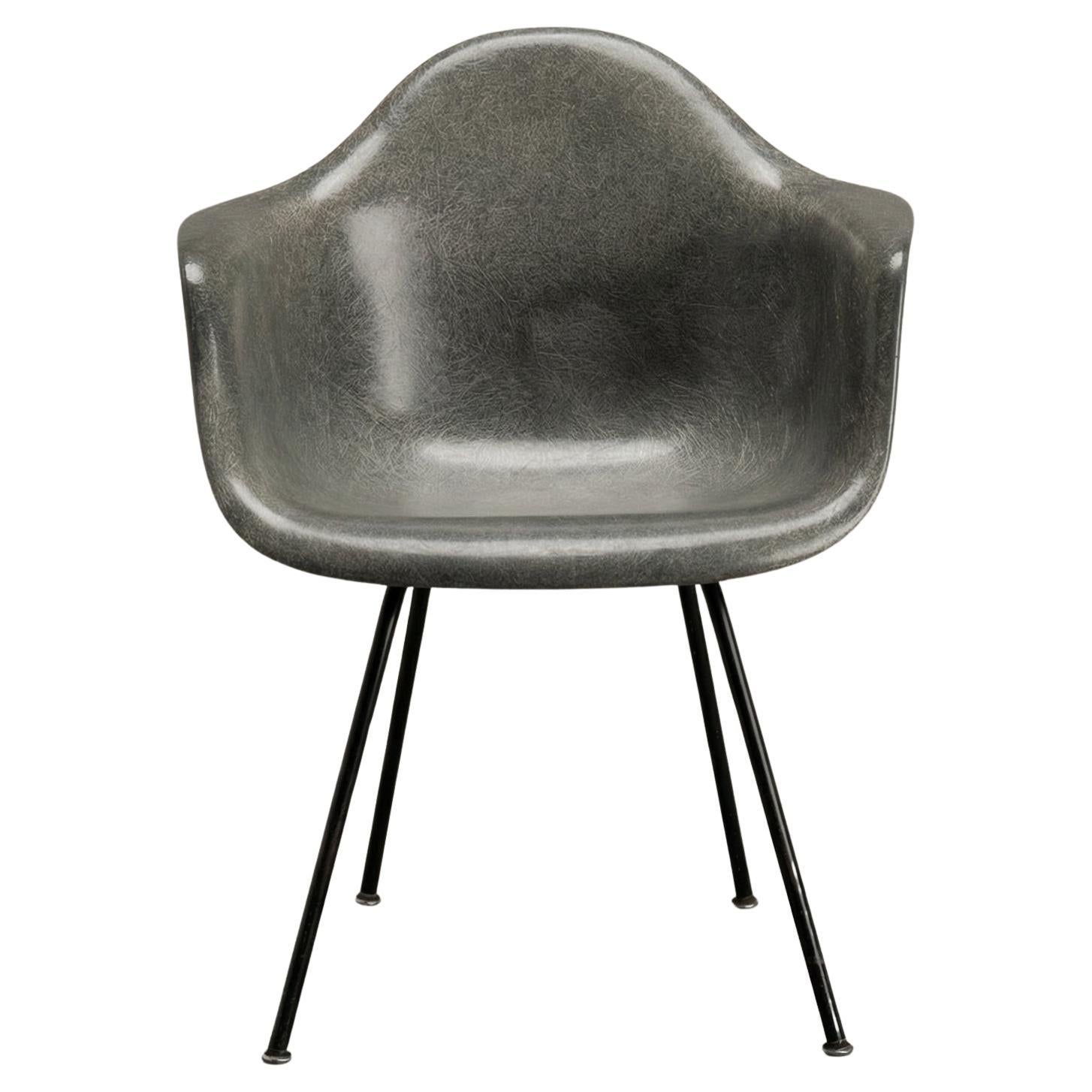 Poltrona Herman Miller DAX di Eames in fibra di vetro grigio elefante