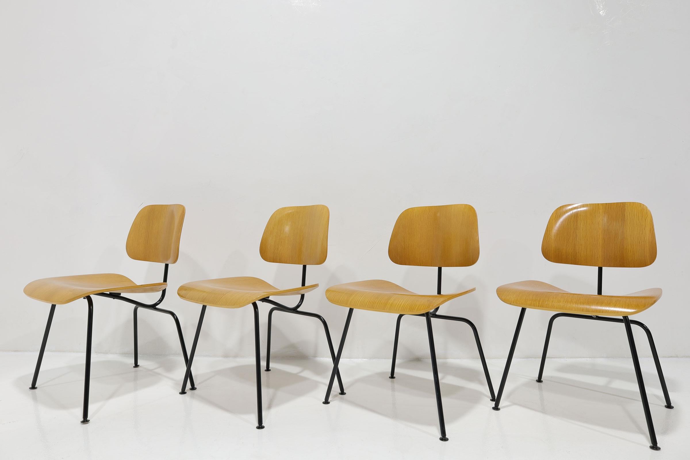 Si tratta di un set di quattro sedie DCM, originariamente progettate da Charles e Ray Eames nel 1946. Questi pezzi sono stati prodotti da Herman Miller negli Stati Uniti negli anni Cinquanta. Il design è caratterizzato da una seduta e uno schienale