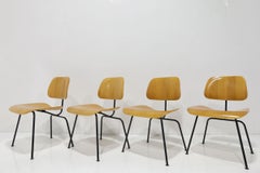 Chaises Eames Herman Miller DCM en frêne calico et cadres noirs