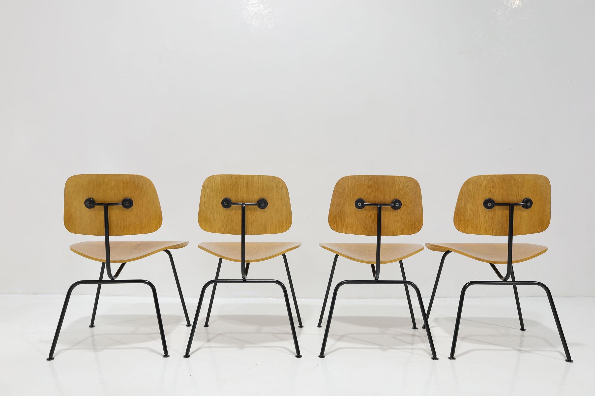 Mid-Century moderno Sedie DCM Herman Miller in frassino calico e struttura nera in vendita