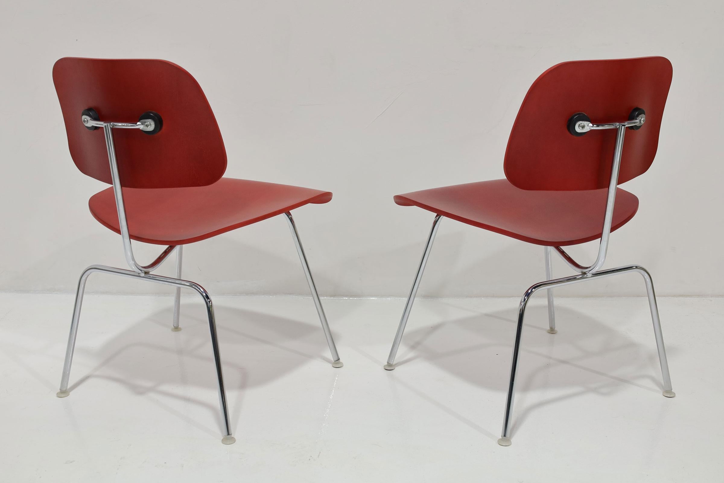 Eames Herman Miller DCM-Stühle aus rot gebeizter Birke (amerikanisch) im Angebot