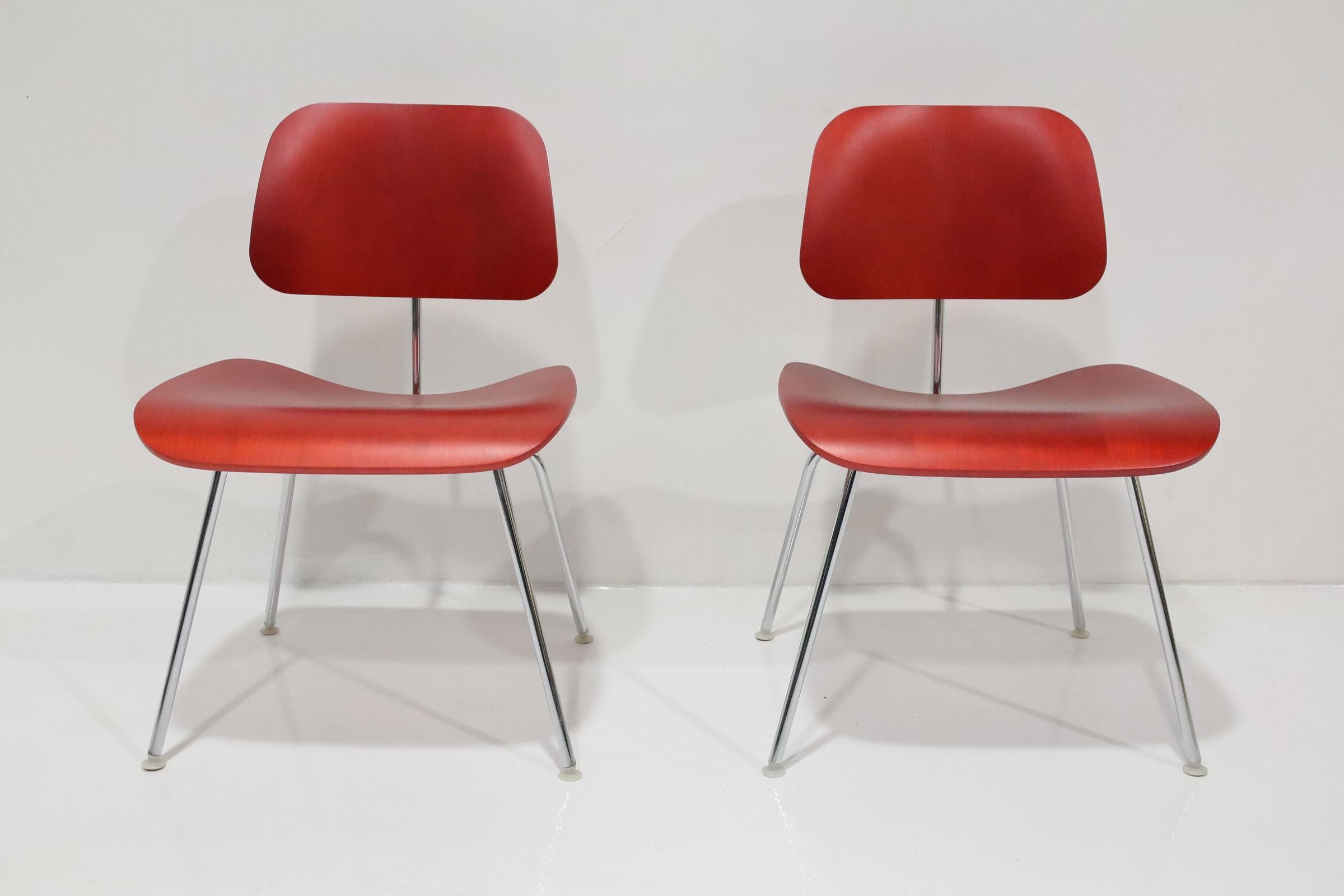 Eames Herman Miller DCM-Stühle aus rot gebeizter Birke (21. Jahrhundert und zeitgenössisch) im Angebot