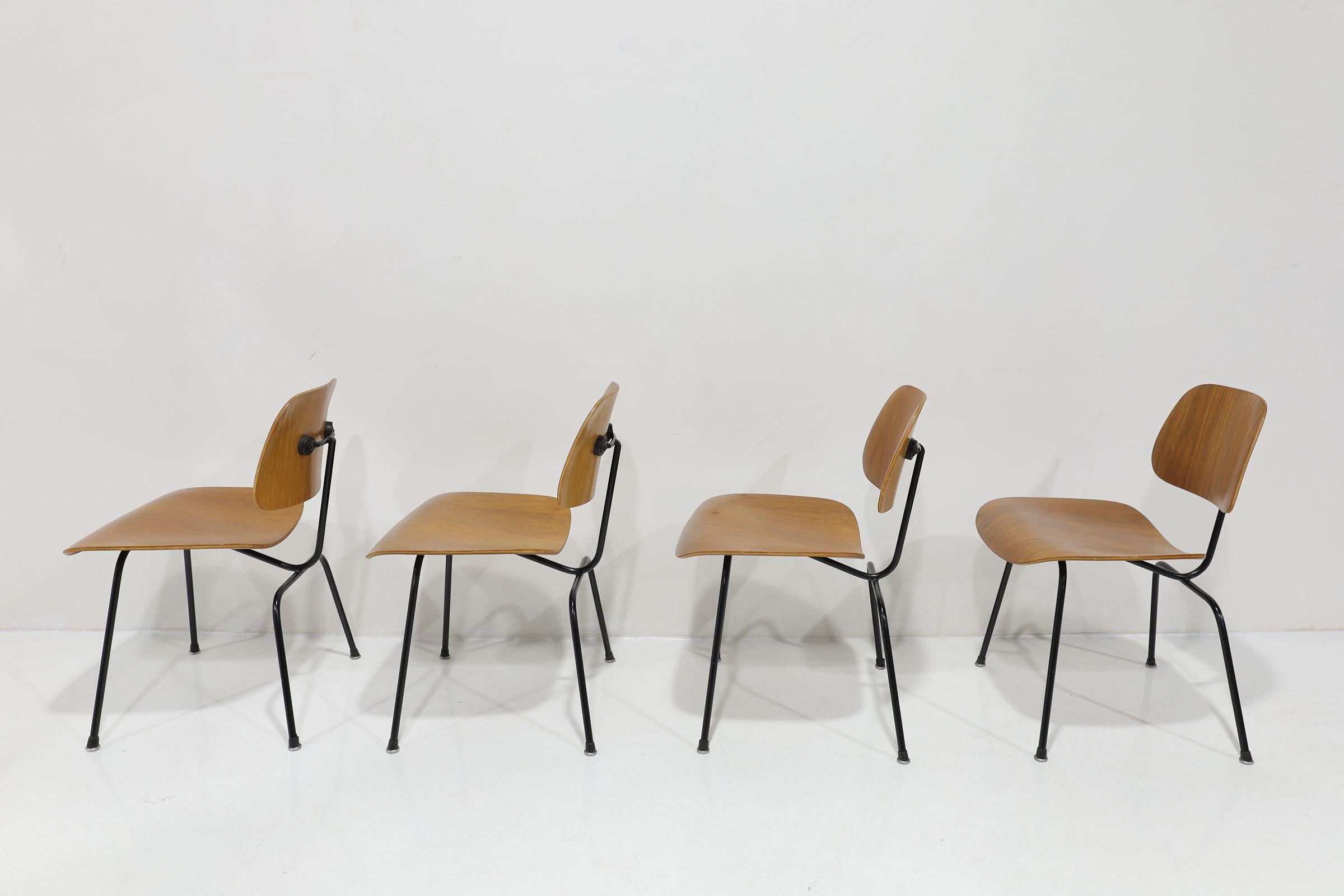 Si tratta di un set di quattro sedie DCM, originariamente progettate da Charles e Ray Eames nel 1946. Questi pezzi sono stati prodotti da Herman Miller negli Stati Uniti negli anni Cinquanta. Il design è caratterizzato da una seduta e uno schienale