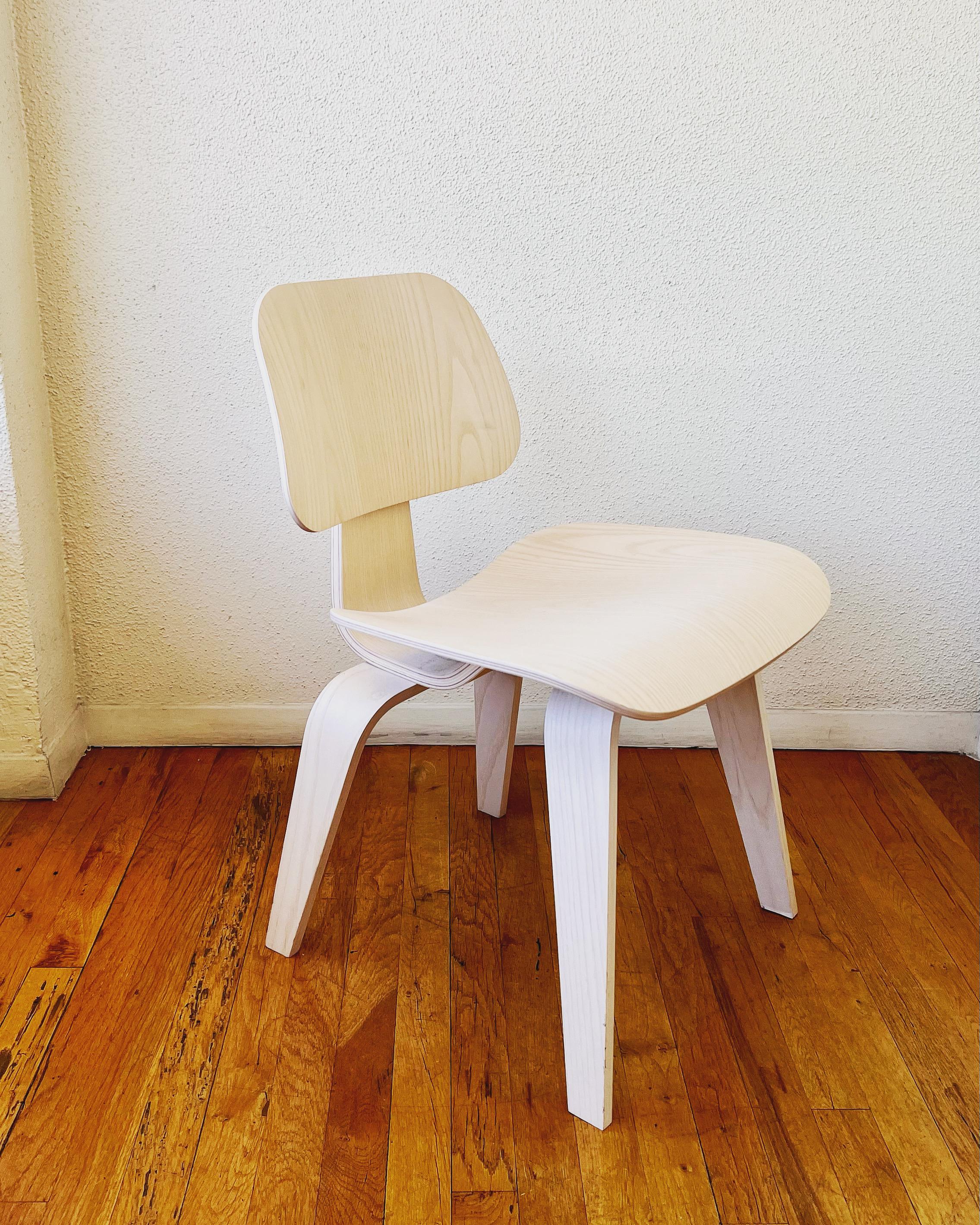 Beautiful single original like new condition Eames DCW by Herman Miller, in white ash finish elegant corner dining chair.
