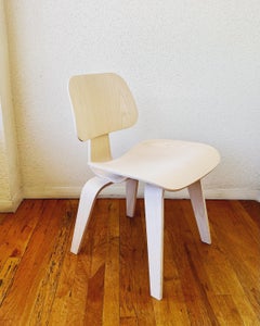 Chaise Eames Herman Miller DCW en frêne blanc