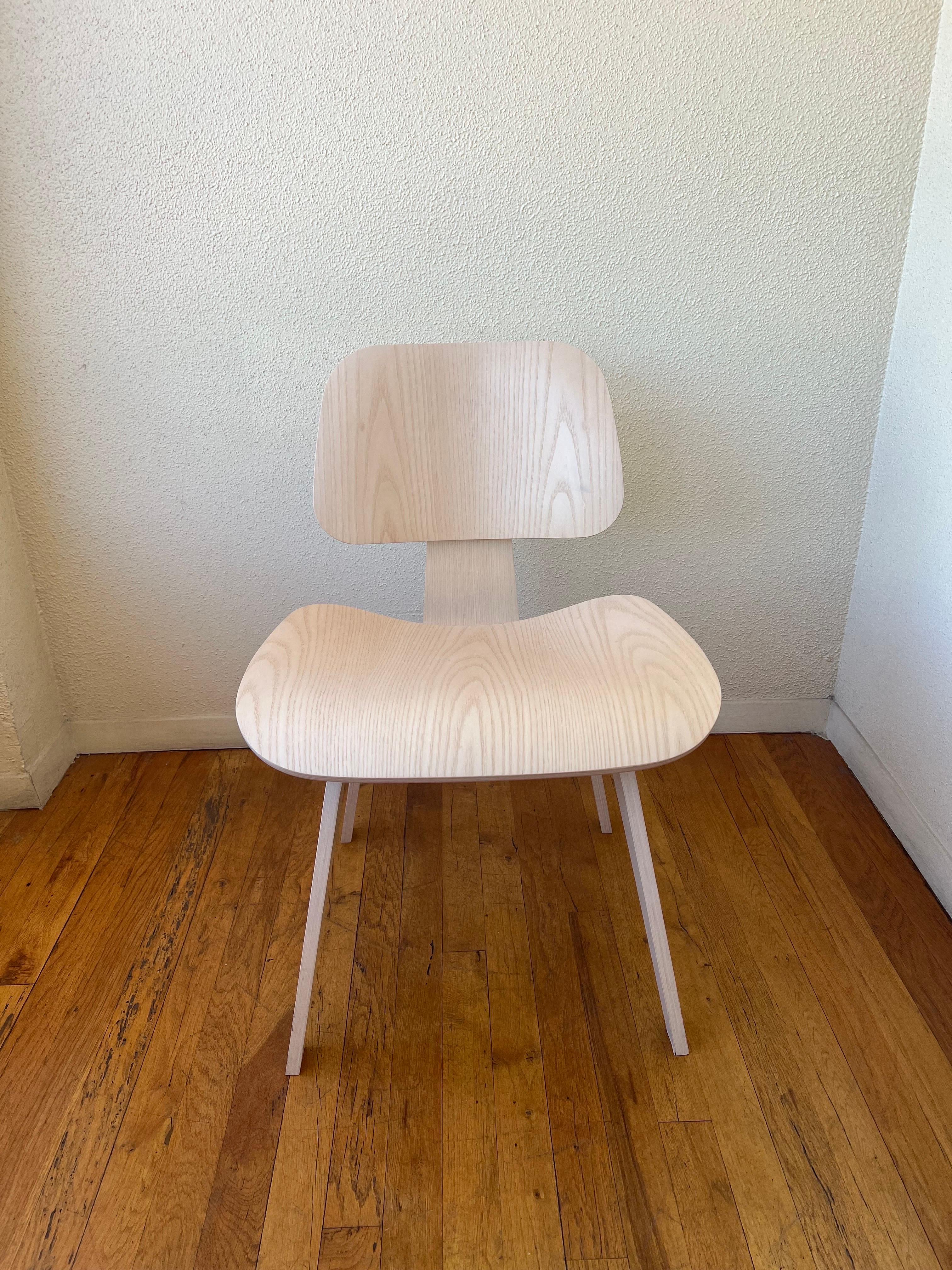 Eames Herman Miller DCW-Stuhl aus weißer Esche (Moderne der Mitte des Jahrhunderts) im Angebot