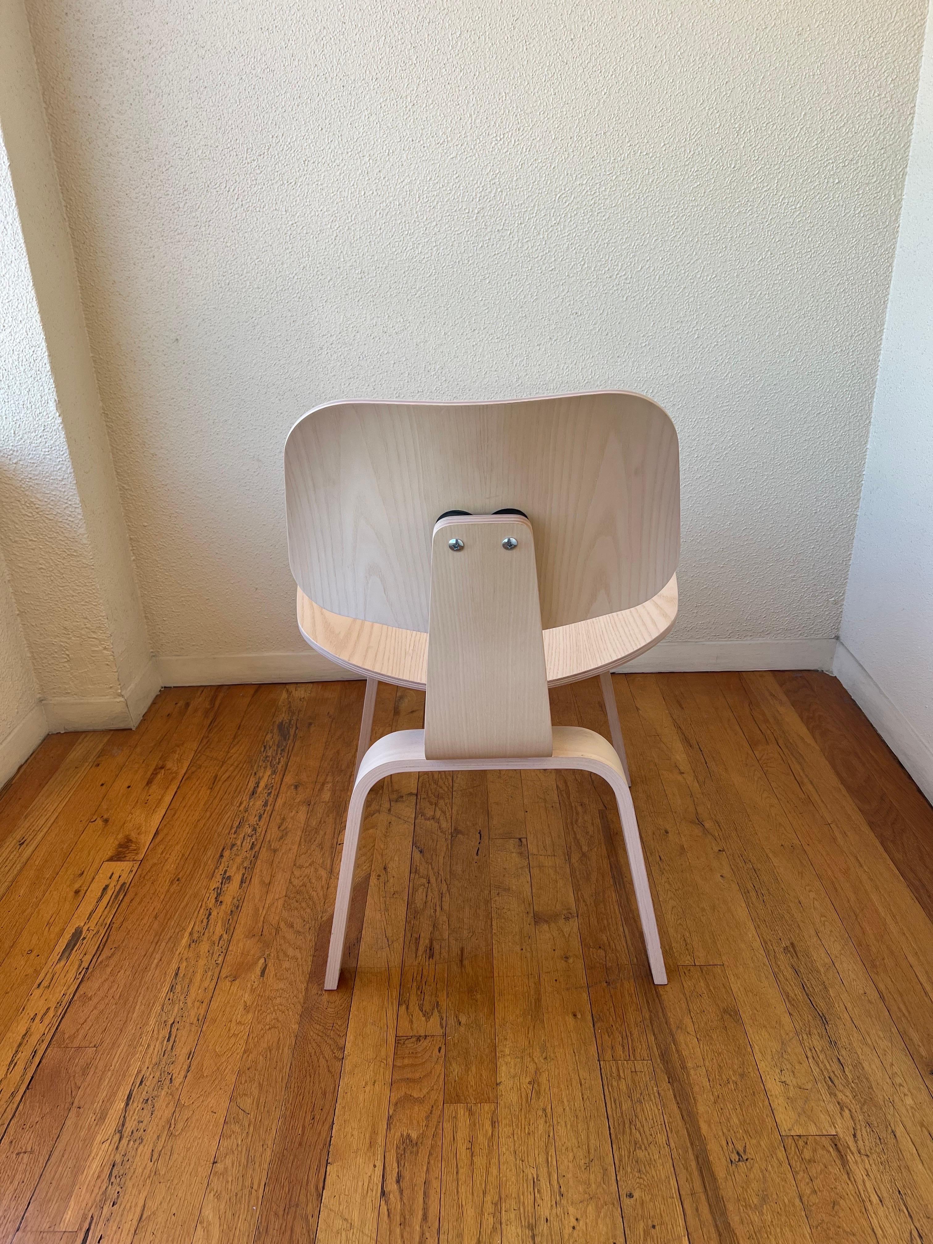 American Eames Herman Miller DCW Chair in White Ash For Sale