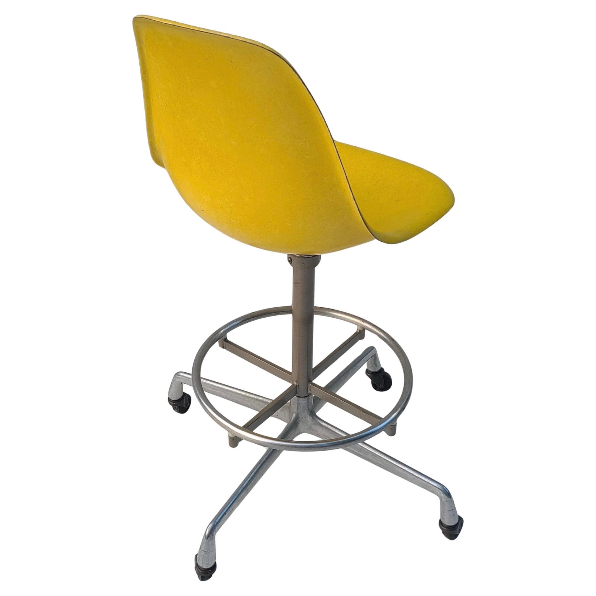 Bitte zögern Sie nicht, uns zu kontaktieren, um ein effizientes Angebot für den Versand an Ihren Standort zu erhalten.

Eames-Schalenstuhl auf Zeichensockel.
Schale, entworfen von Charles Eames und Don Albinson für das Eames-Büro.
Sockel, entworfen
