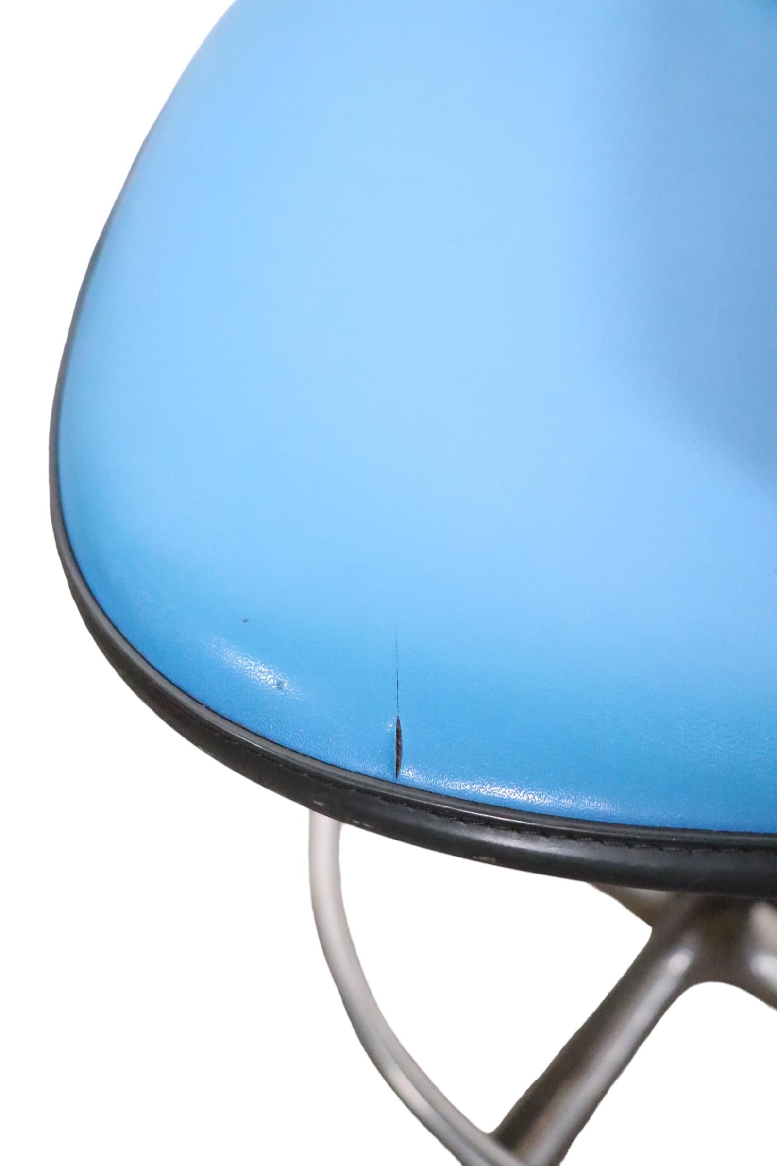 Tabouret de fabrication Eames Herman Miller en vinyle et assise en fibre de verre avec base en aluminium  en vente 9