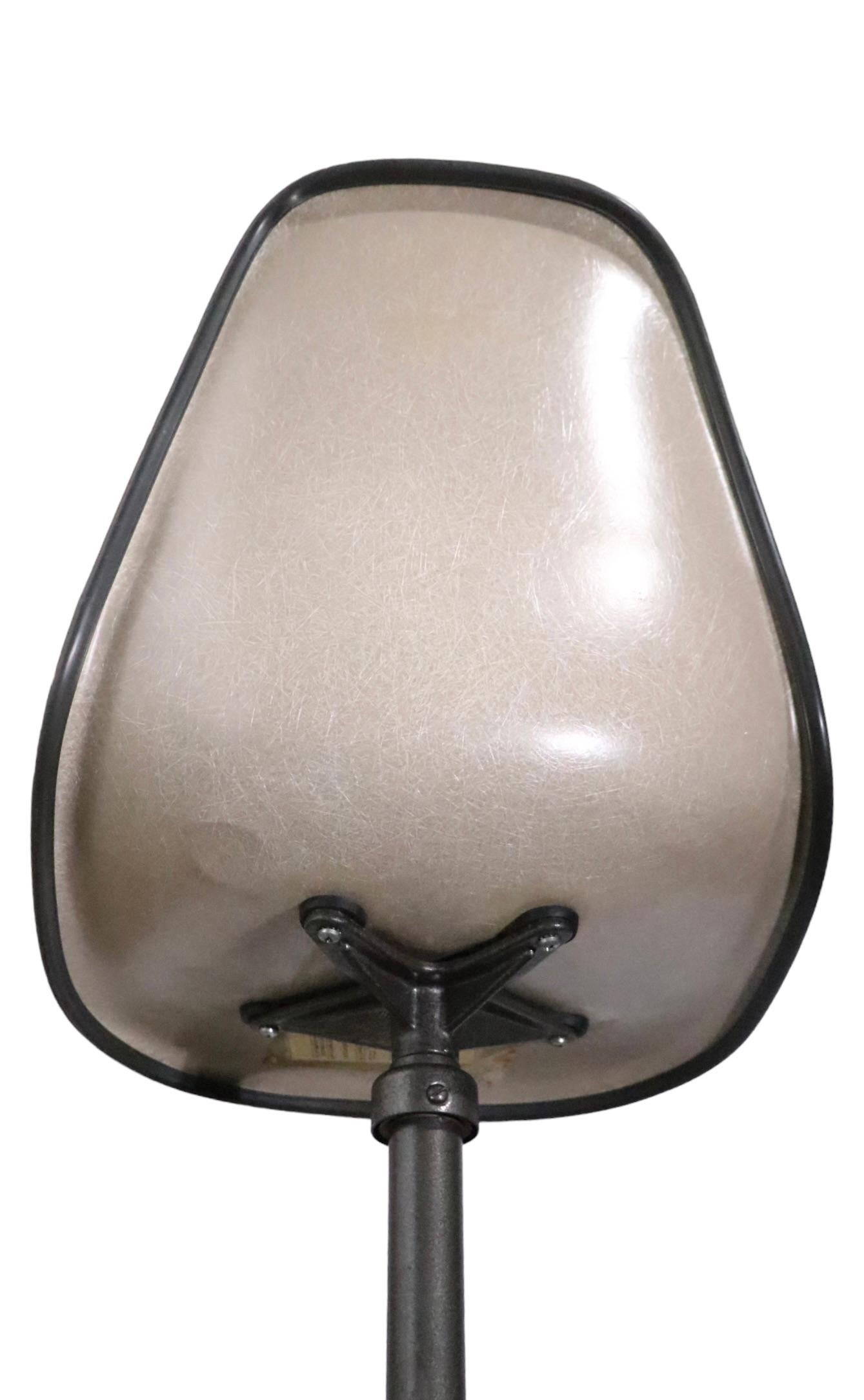 Tabouret de fabrication Eames Herman Miller en vinyle et assise en fibre de verre avec base en aluminium  Bon état - En vente à New York, NY