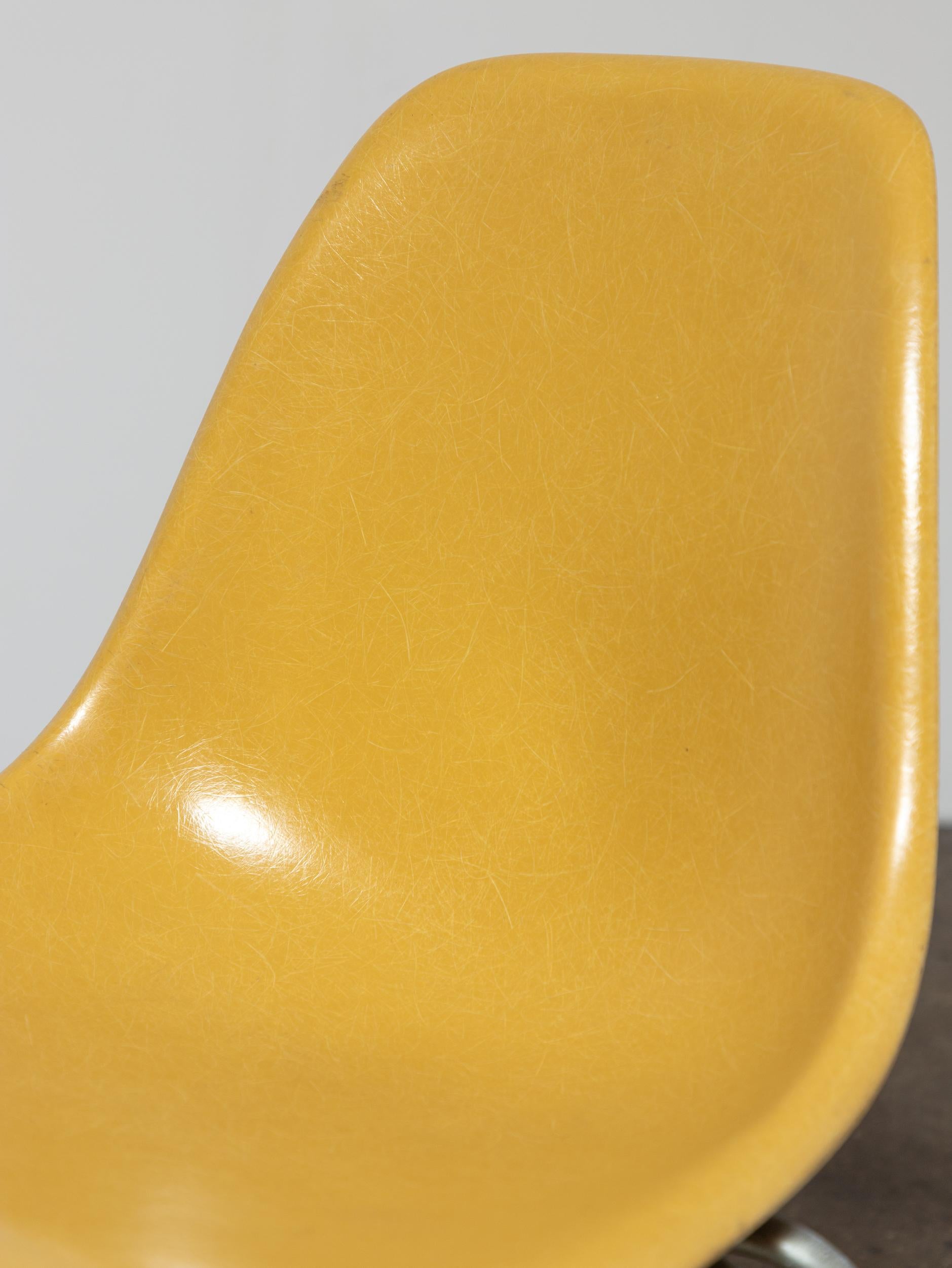 Eames Herman Miller DSS jaune ocre moutarde vintage  Chaises à coque en fibre de verre 3