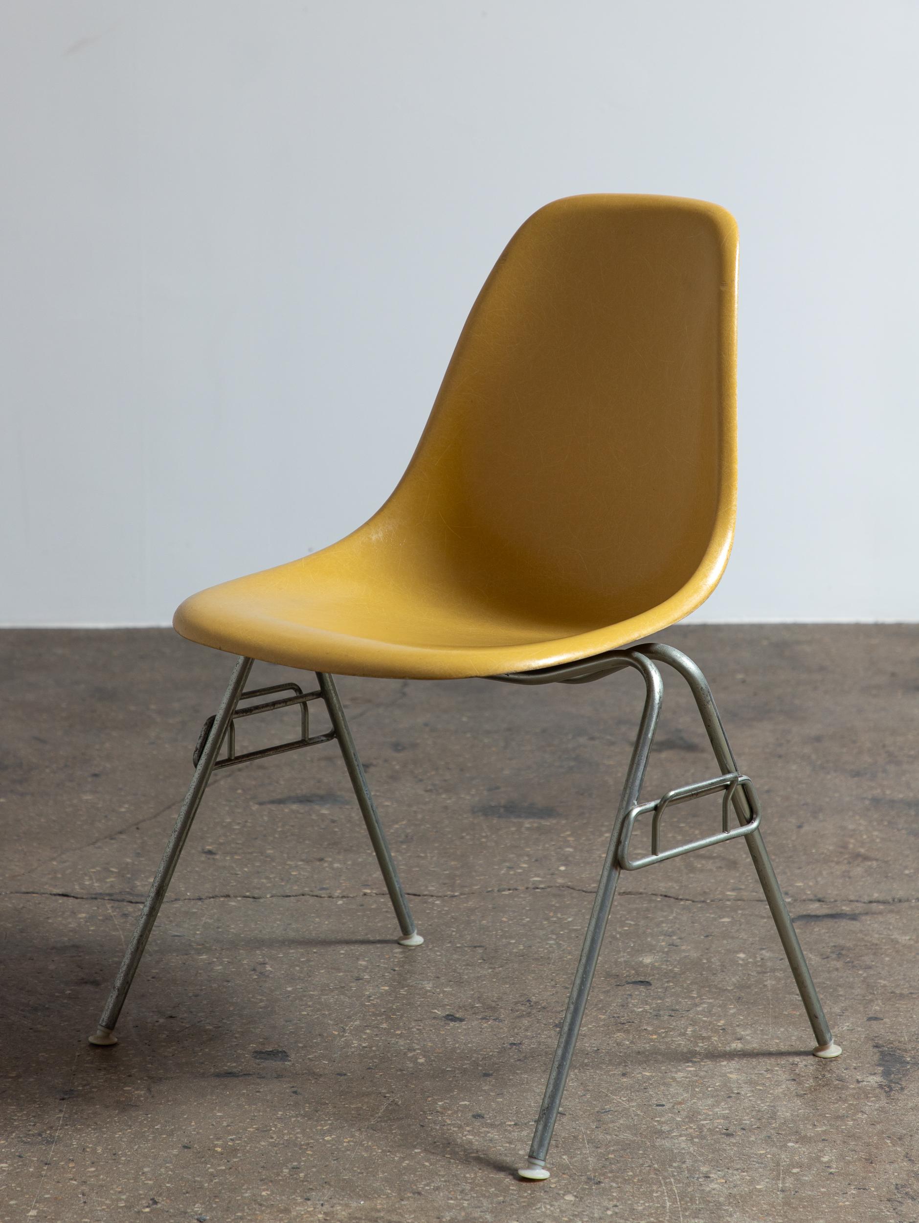 Mid-Century Modern Eames Herman Miller DSS jaune ocre moutarde vintage  Chaises à coque en fibre de verre