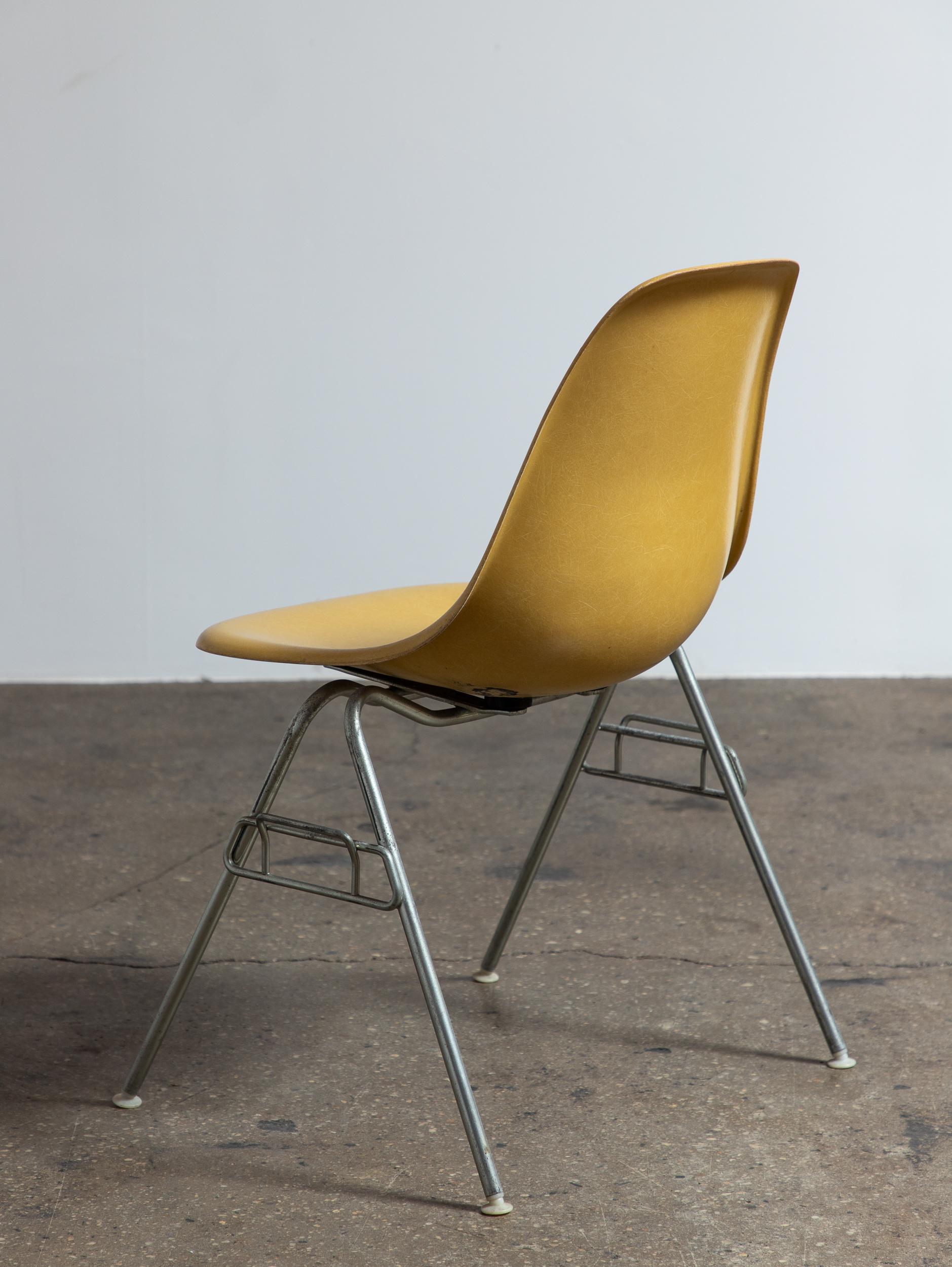 Américain Eames Herman Miller DSS jaune ocre moutarde vintage  Chaises à coque en fibre de verre