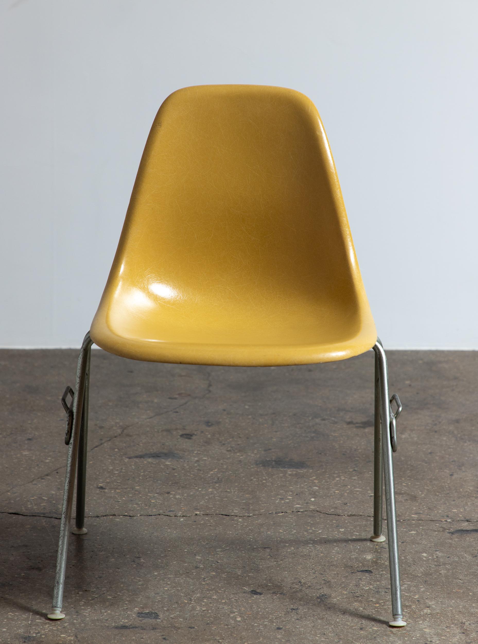 Moulé Eames Herman Miller DSS jaune ocre moutarde vintage  Chaises à coque en fibre de verre