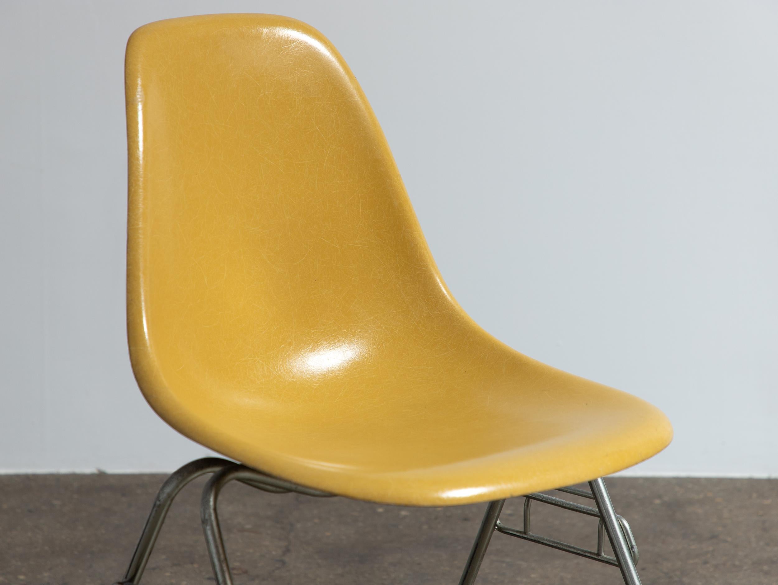 Milieu du XXe siècle Eames Herman Miller DSS jaune ocre moutarde vintage  Chaises à coque en fibre de verre
