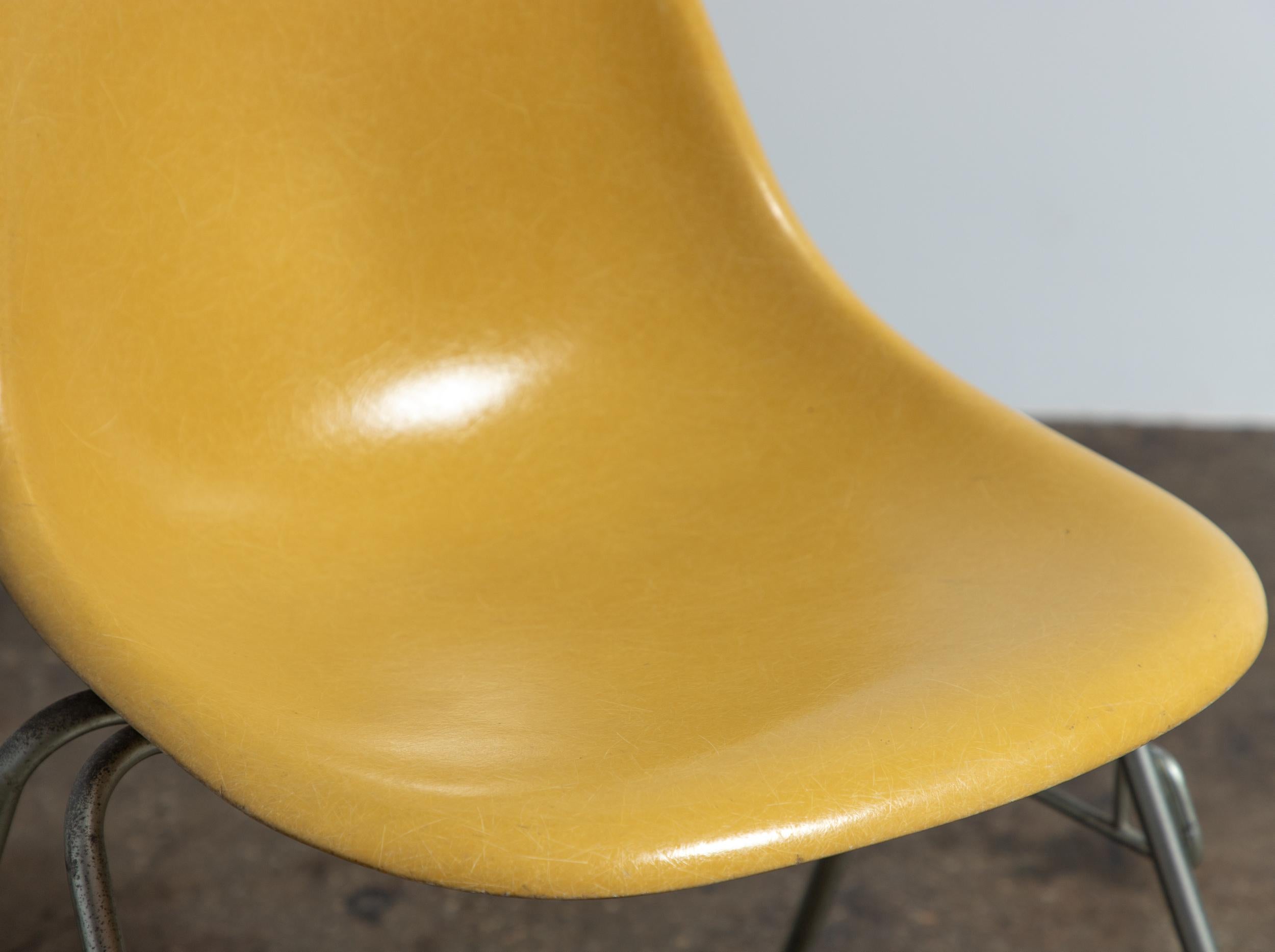 Fibre de verre Eames Herman Miller DSS jaune ocre moutarde vintage  Chaises à coque en fibre de verre