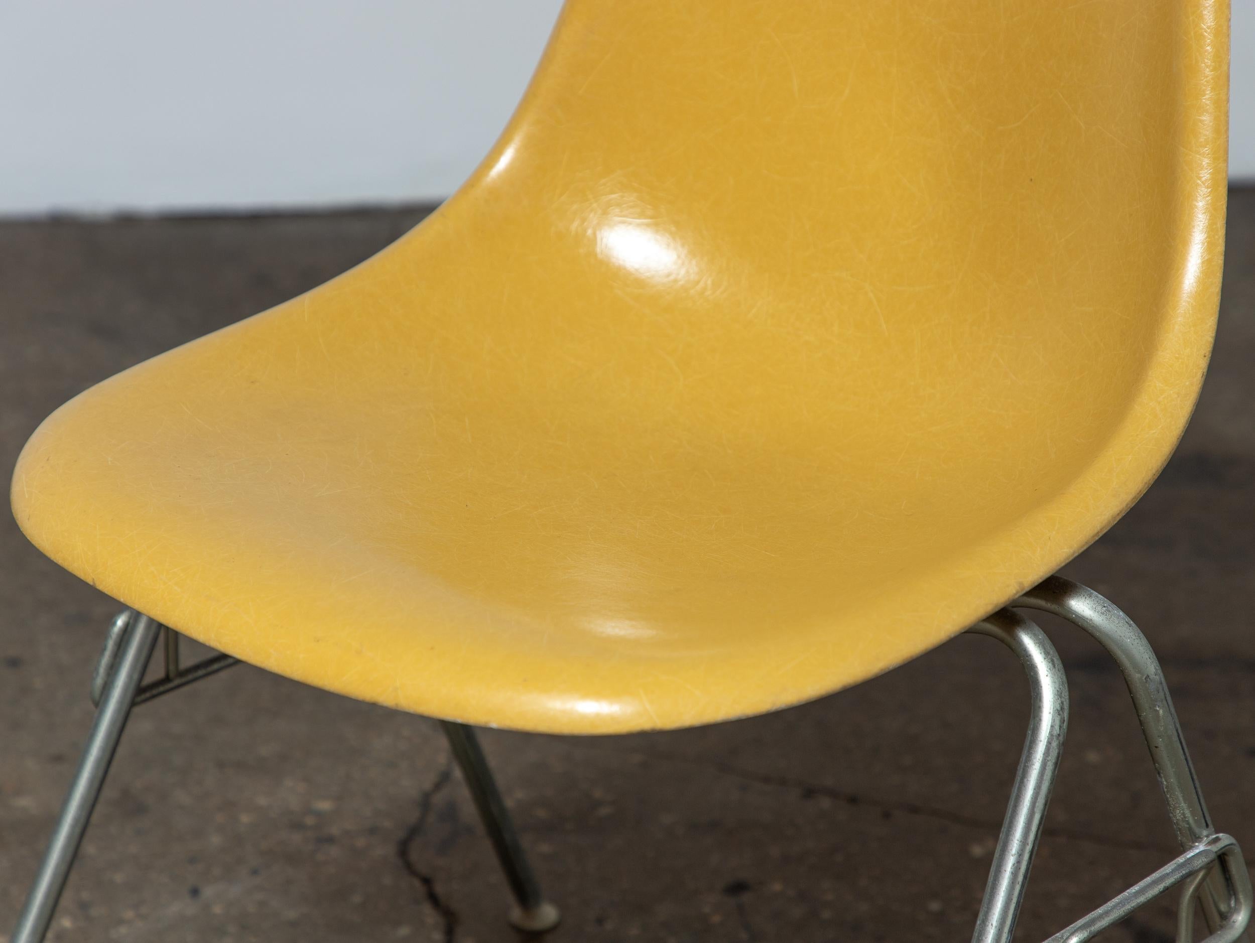 Eames Herman Miller DSS jaune ocre moutarde vintage  Chaises à coque en fibre de verre 1
