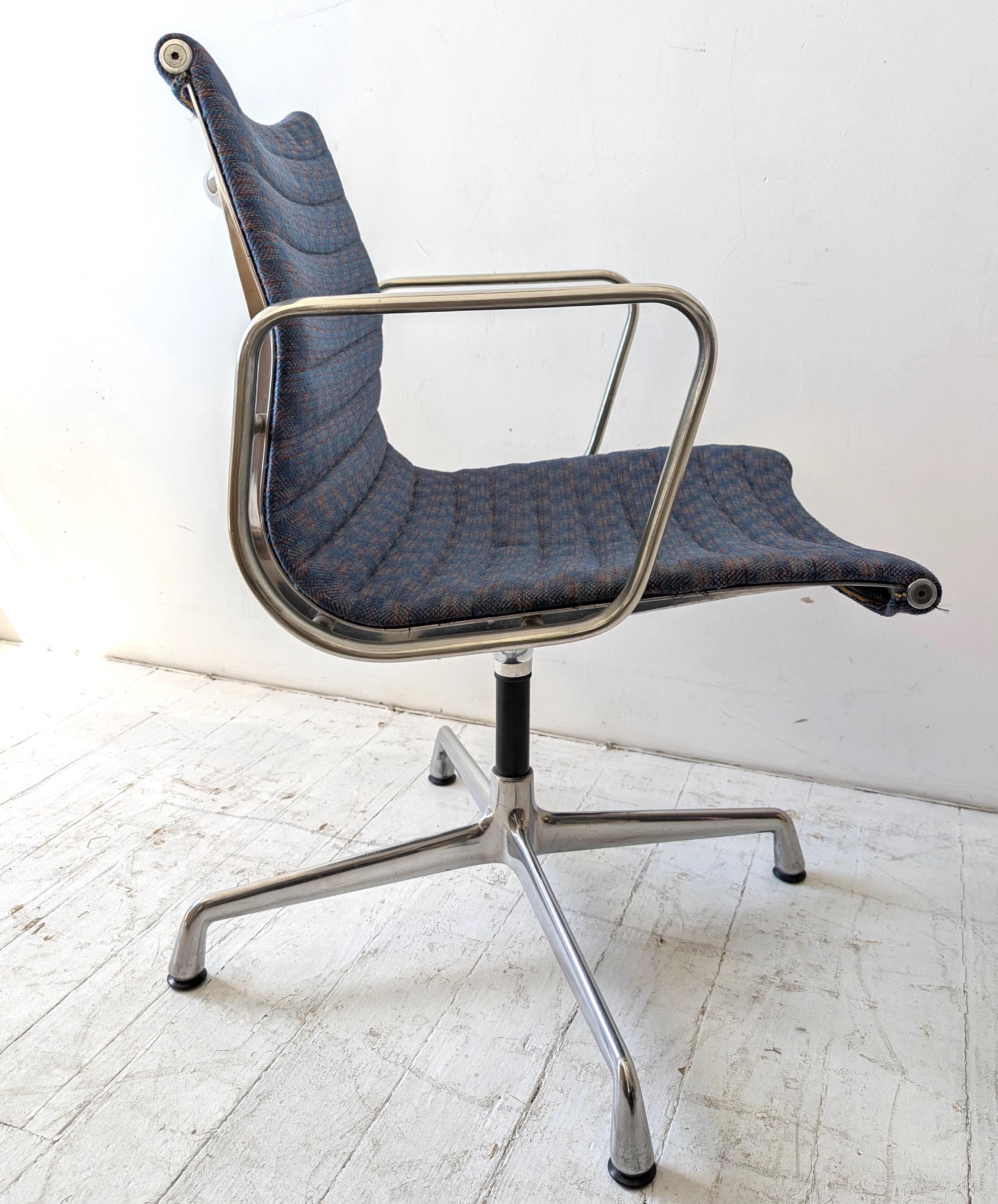 Eames Herman Miller EA108 Dreh-Schreibtischstühle, USA 1970er Jahre. Zwei verfügbar im Angebot 3