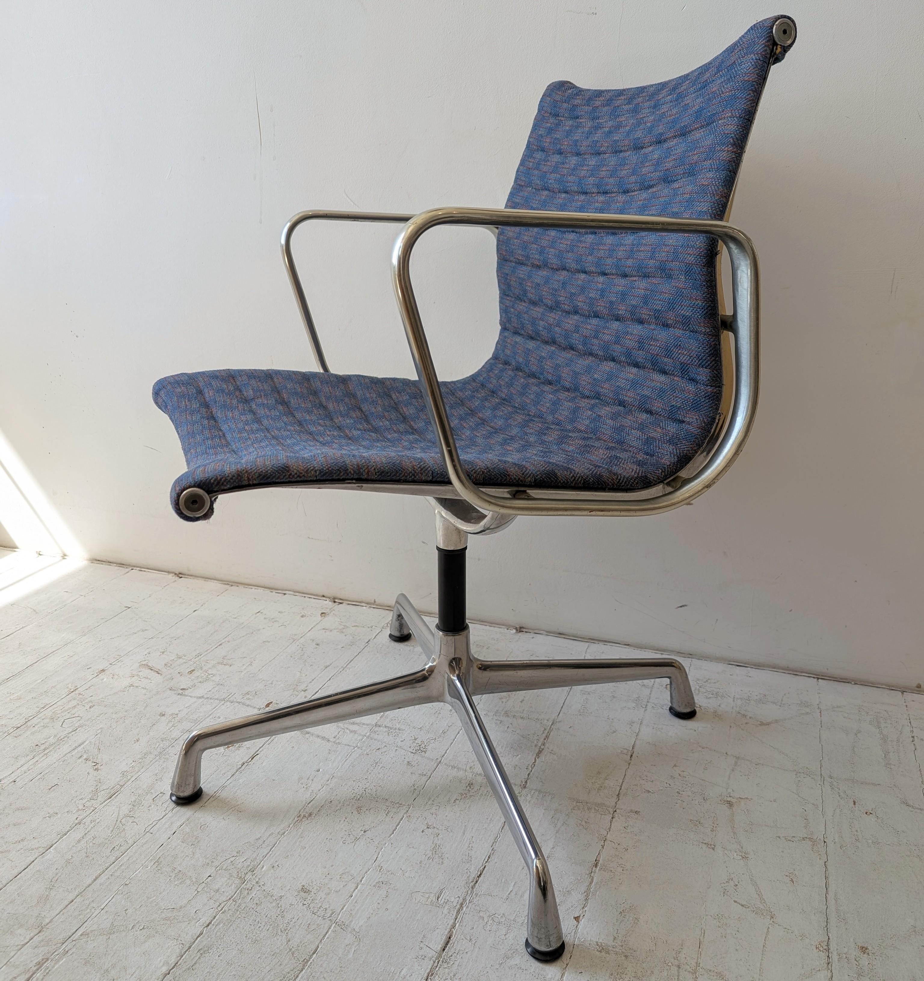 Eames Herman Miller EA108 Dreh-Schreibtischstühle, USA 1970er Jahre. Zwei verfügbar im Angebot 5