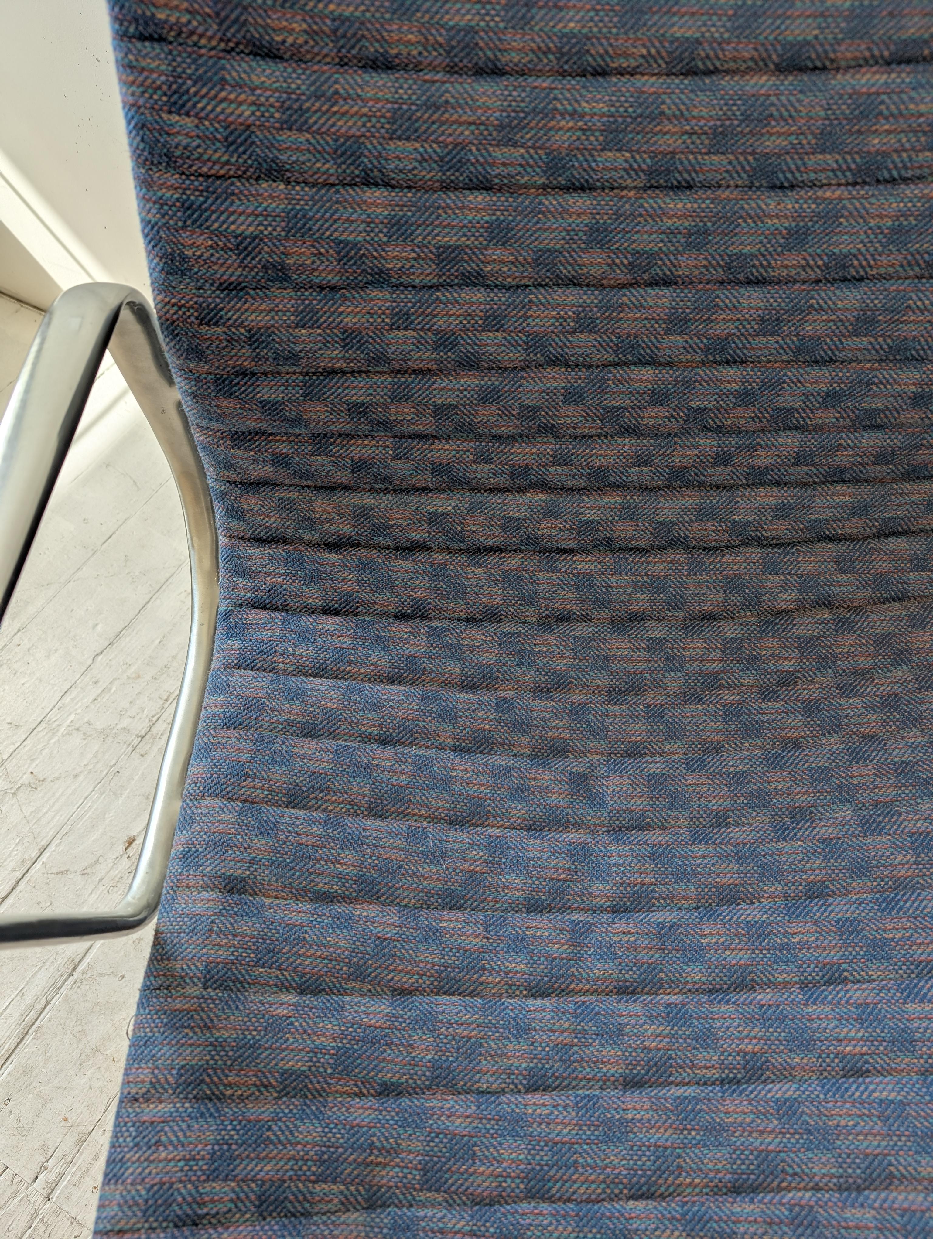 Eames Herman Miller EA108 Dreh-Schreibtischstühle, USA 1970er Jahre. Zwei verfügbar im Angebot 7